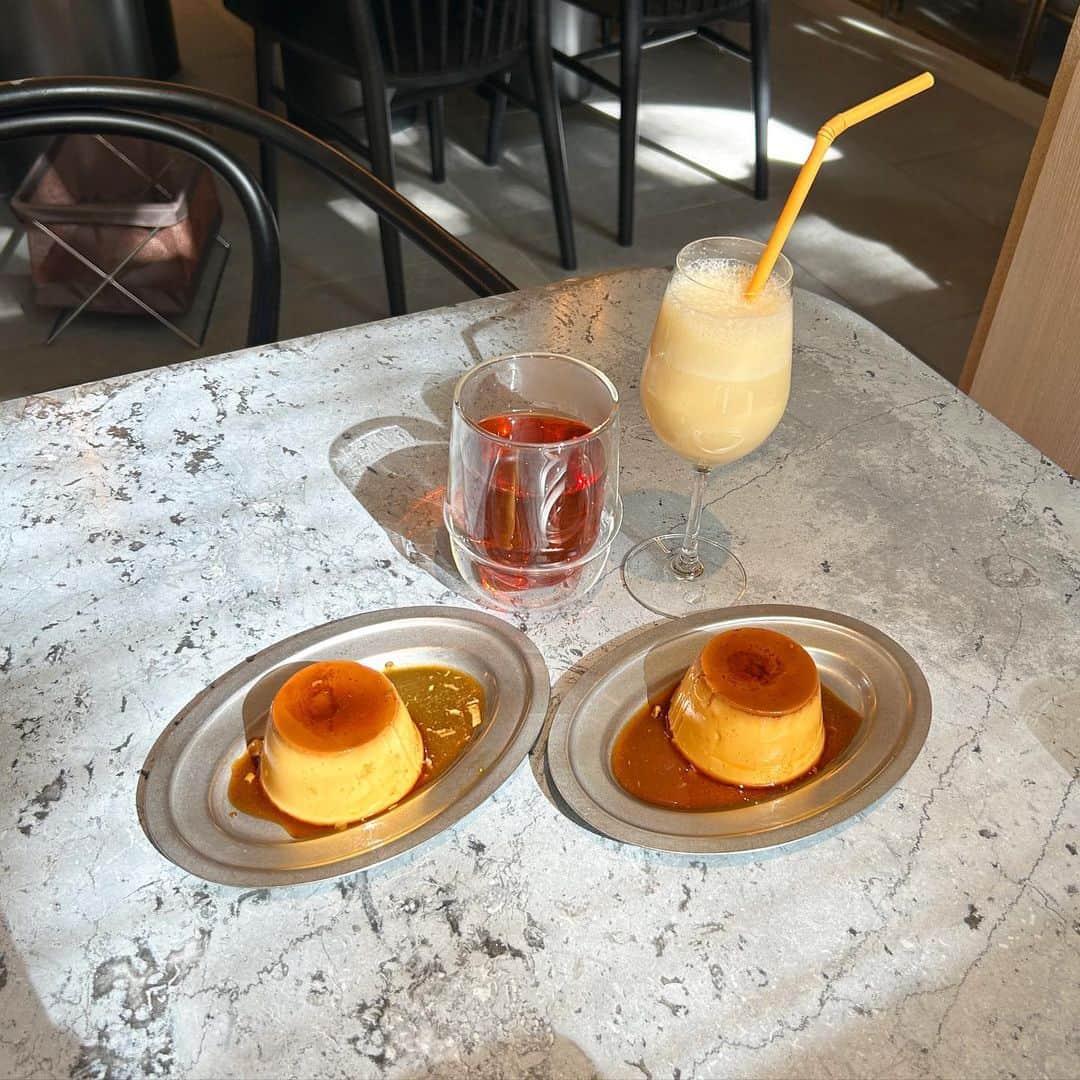 あかねぴさんのインスタグラム写真 - (あかねぴInstagram)「. ⁡ kamiyama lobby 🛋️ ⁡ こだわりの卵で作ったプリン🍮 ⁡ おとなプリンとこどもプリンがあって、 こどもプリンを食べたよ〜🤍 ⁡ ホテルのロビーみたいな空間で ゆっくりできる雰囲気がすごい好きだった☺️🫧 ⁡ ⁡ #kamiyamalobby #cafe #pudding #osakacafe #大阪カフェ #プリン #カフェ #神山ロビー #大阪旅行 #固めプリン」5月2日 21時21分 - akanepi0426