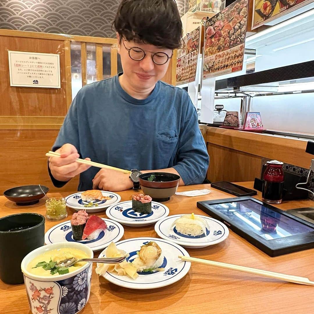 のインスタグラム：「＊ 「GWらしいことしよう！」と盛り上がって、 今夜は回転寿司に行くことに☺️🤓🍣✨ 一体いつぶりだろう。夕飯にお米食べないのもあって 我が家は1〜2年に一回のペースだから、 これまではスシロー一択だったけど、今一度 各社のホームページとお寿司のラインナップを調べて 吟味を重ね、今回はひねったメニューが多かった くら寿司に行こう！って意見一致で決めました☺️🤓🍣  天然まぐろ、刻んだゆず皮の水煮が乗ったイカ、 おくらとイカゲソの軍艦、葱ののったほたて、 ぶあっついしめ鯖。どれも値段を忘れるおいしさ、 そしてお皿をカチャンって入れてくのも、頼んだやつが マッハで届くのも楽しくて、(茶碗蒸しも赤だしも こぼれないで届くのすごいっ！)2人で3000円くらいで、 ごはんのあと洗い物もしなくてよくて。 行き来もおしゃべりしながらドライブできて、最高！ うちから行けるチェーンのお寿司屋さんは はま寿司もあるから近々行ってみたいな〜〜 みなさんの推しの回転寿司やさんはどこですか？😉👒♡」