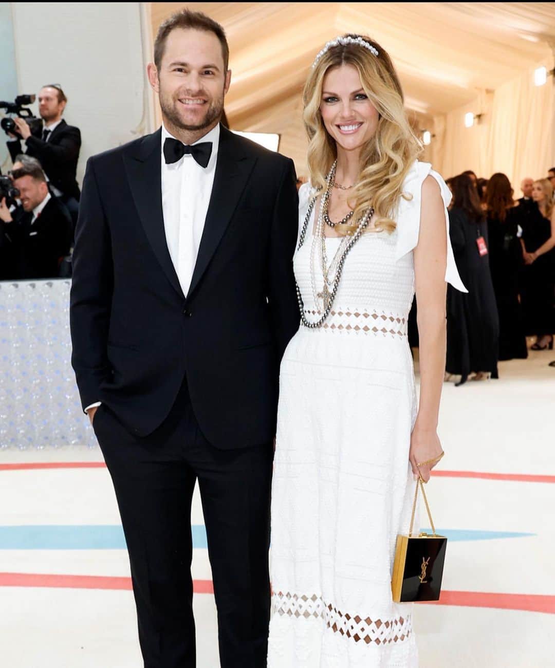 ブルックリン・デッカーさんのインスタグラム写真 - (ブルックリン・デッカーInstagram)「Mom and dad do the Met.   Thank you to @tinygodsjewelry for my @assaelpearls and @sylvacie gems. Thank you @taborclt for outfitting Andy in the 11th hour and to @shopcapitol for tailoring and the minaudière (learned how to pronounce that yesterday)  Charlotte is so lucky to have this design-loving, creative ecosystem and we are grateful you all scrambled to make these rusty folks feel cool.   We had as much fun getting ready as we did going- bravo @brigittemakeup & @anthonycampbellhair for conjuring up your 90s Schiffer vision.  Found my dress on eBay- from the 2005 Chanel S/S collection.   Happy this guy chose me as his plus one.  We had the best table in the house—thank you, N&D ❤️   Back to Cackalacky we go.」5月2日 21時23分 - brooklyndecker