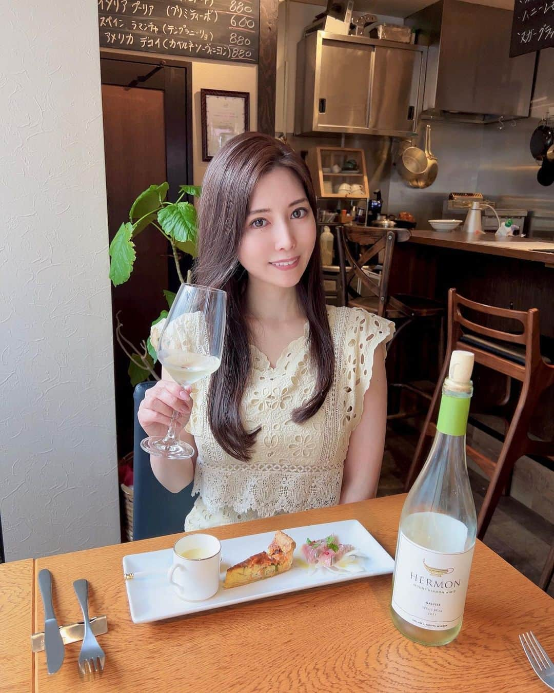 さわいえりのインスタグラム：「⠀ 先日行った、 東中野駅前すぐの本格イタリアン&ワイン🍷 (@kitchen.nom )  ソムリエの資格をお持ちの店主さんが、 お料理にぴったりのワインを ペアリングしてくれるお洒落なお店🇮🇹  🍽️ソムリエ厳選ワインペアリングコース  ⚪︎前菜の３種盛り合わせ×白ワイン （本日のキッシュ・季節のポタージュ・カルパッチョ） ⚪︎メインのお肉×赤ワイン （本日のブランド豚or本日のブランド地鶏） ⚪︎牛ほほ肉のラグーパスタ×赤ワイン ⚪︎本日のデザート×カフェ  キッチンnomお得な体験コース♡ 人気のメニューをバランスよく ワインと一緒にいただきます🍴  どれもすごく美味しくて、 ワインによく合うしっかりしたお味つけ💓  前菜はポタージュが甘くて美味しかった☺︎ フルーティーな白ワインによく合います。  メインのお肉は鶏にしたよ🫶 すごく柔らかくて美味しすぎた！笑  牛ホホ肉を使用したラグーパスタは、 重めの赤でまったりといただきます🍷  スイーツも美味しくて大満足なコースでした🤍  📍 東京都中野区東中野1-56-4第一ビル1A　東中野キッチン nom  ・  ・  ・  PR#総武線グルメ #東中野ワイン #東中野ランチ #東中野カフェ #キッチンノム #東中野グルメ #東中野キッチンnom #中野グルメ #nom」