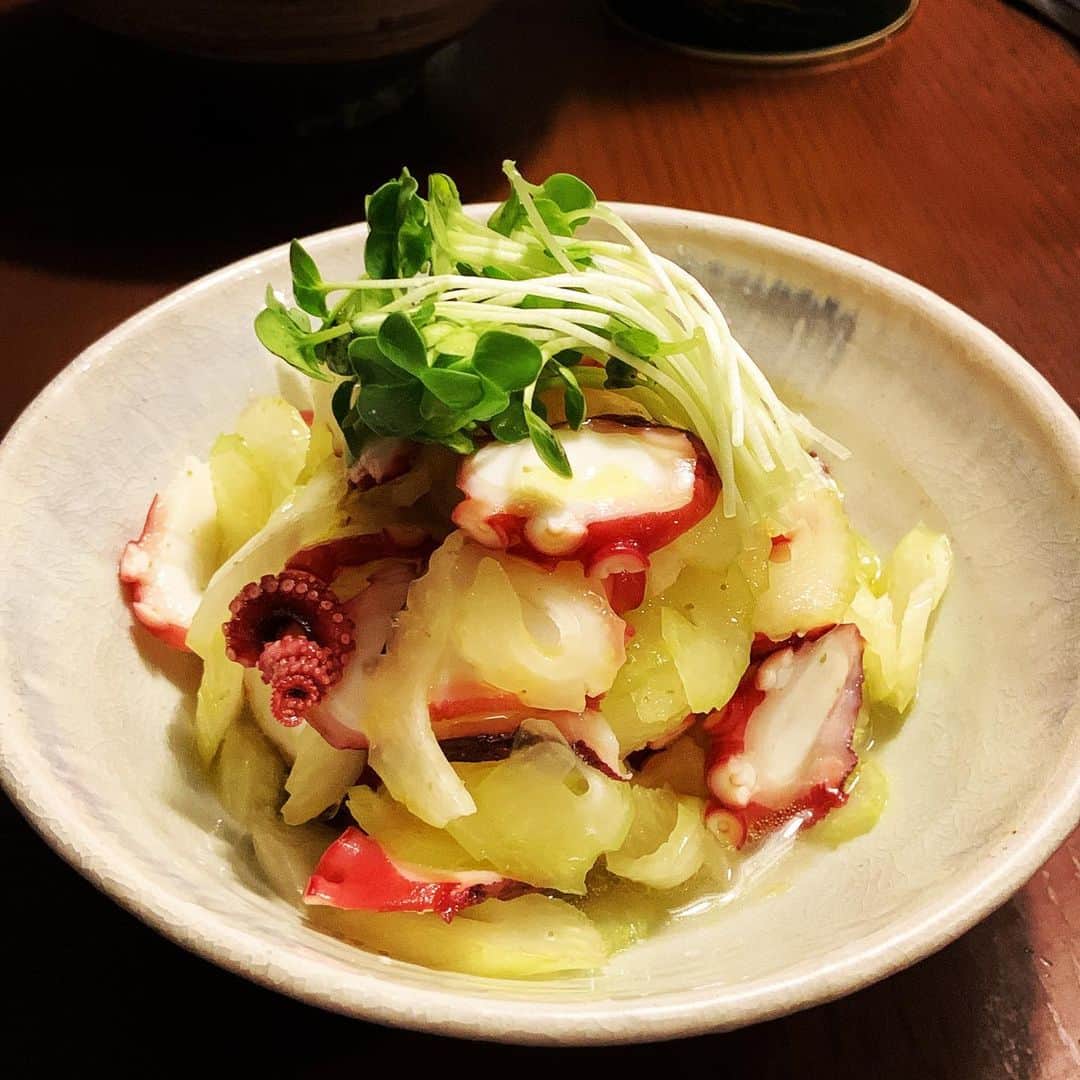 志摩有子さんのインスタグラム写真 - (志摩有子Instagram)「タコとセロリの組み合わせは洋でも和でもいける。今日はレモン汁と柚子胡椒、オリーブオイルで和っぽく。セロリはひと塩してから水気を絞っておくと味がぼやけず締まる。  #タコとセロリのマリネ  #柚子胡椒レシピ  #副菜の鬼 @daisukekameta」5月2日 21時24分 - ariko418