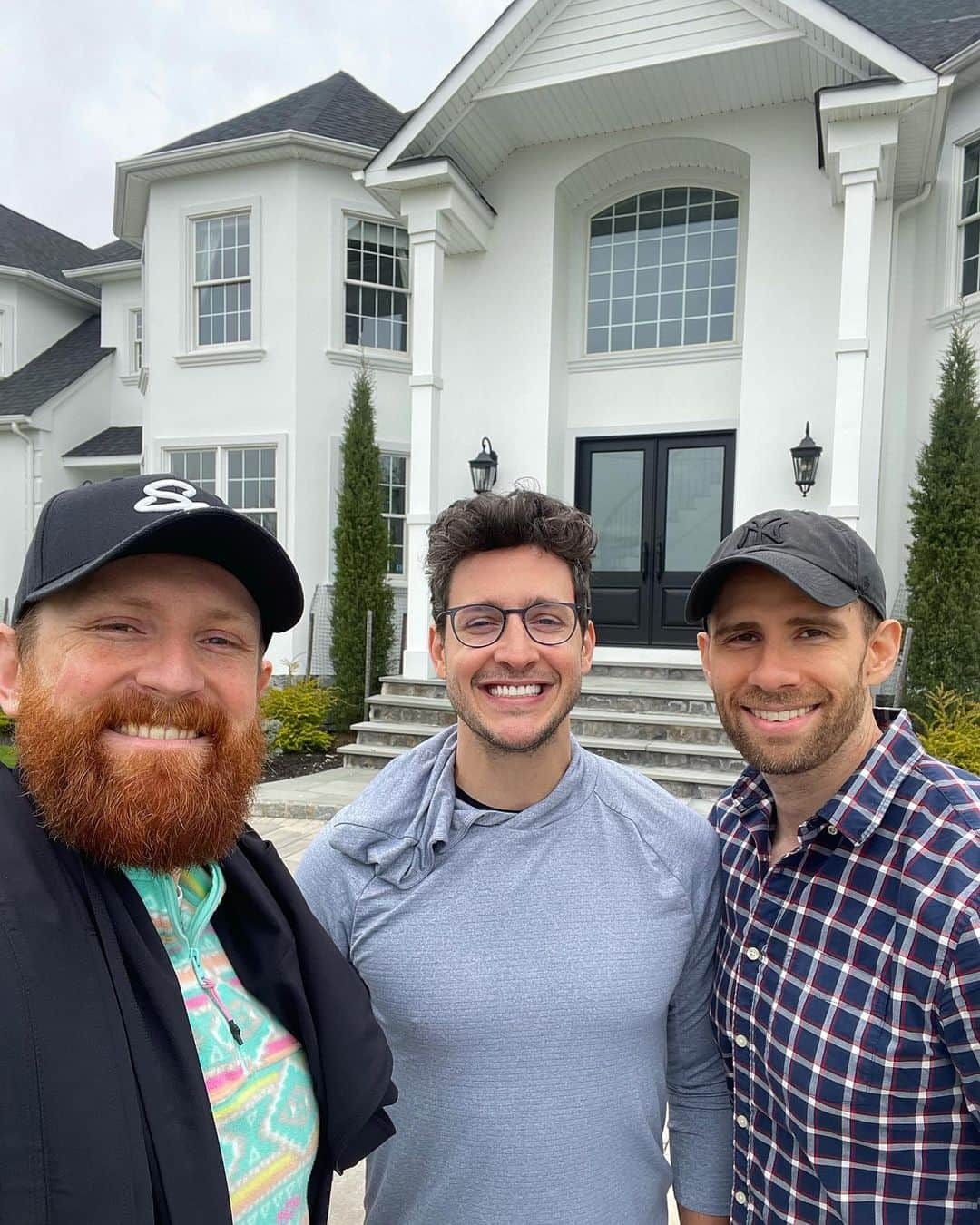 ドクター・マイクさんのインスタグラム写真 - (ドクター・マイクInstagram)「Can’t believe that for the first time in my life I am a homeowner 🙏🏼🏡😱  Grateful to be able to celebrate the moment with my guys @danowenscreative @samdonaldbowers   Fire content from the new home coming 🔜」5月3日 2時58分 - doctor.mike