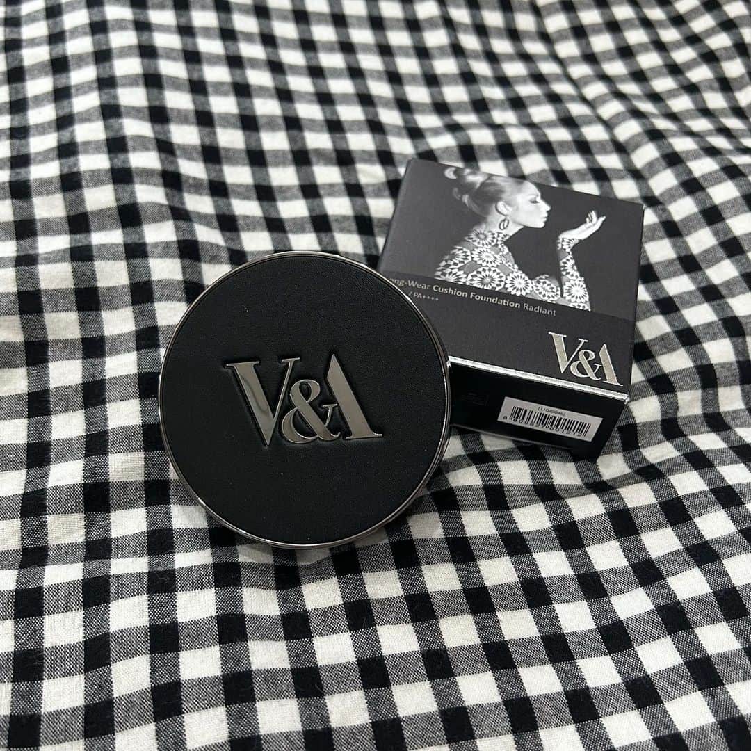 のインスタグラム：「最近の推しコスメ💄 仕上がり素肌みたいでカバー力すごい🖤  【V&A beauty】 ✔︎ロングウェアクッションファンデーション 　01フェアアイボリー （SPF50+PA ++++）  厚塗り感なく素肌を綺麗に見せてくれて少量でもしっかり密着してカバーしてくれる! 素肌感、ナチュラル好きにオススメ♪  50時間持続してくれてUV効果、ブルーライトカット効果で低刺激だからこれからの季節に嬉しいよねん☀️  ５月01日（月）から5月7日（日）までQoo10 BIG SALEが始まります! V&Aから口紅が新発売されます💄 V&Aクッションと口紅を一緒にご購入すること最大35％オフのプロモーションも開催するそうですん使ってみてね🖤  #vabeauty #Art_for_your_skin #VictoriaandAlbertMuseum #VAmuseum #ブイアンドエー #ブイアンドエービューティー #シミ毛穴レス #カバー力 #50時間持続ファンデーション #クッションファンデ #韓国人気クッションファンデ #ロングウェアクッションファンデ #pr」