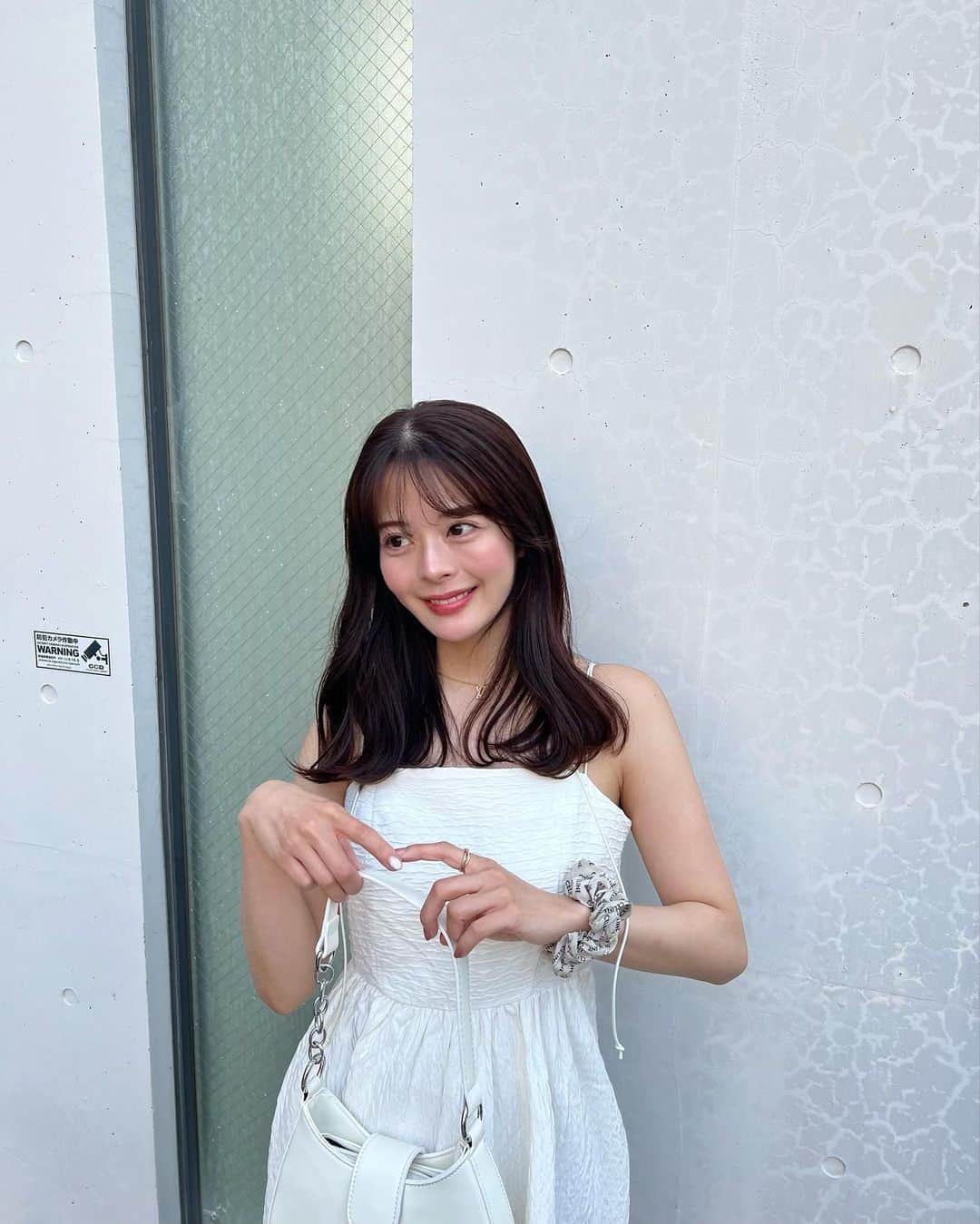 のインスタグラム：「🥛🥛🐏🐏🤍🤍 ⁡ ⁡ all white の日🐏♡ シュシュもbagも全部まっしろコーデ🥛 髪の毛は珍しくふわふわにランダム巻きしてみた☁️♡ 最近､前髪を流すかパッツリ切るか悩み中…🥺✂️ ⁡ ももちはさっき大阪から帰ってお家に着いて、彼がおうちに来るのを待機中🏠♡ 大阪のお土産の551一緒に食べながら、まったり宅飲みするよ🍻 早く帰って来ないかなぁ…🐈♡ ⁡」