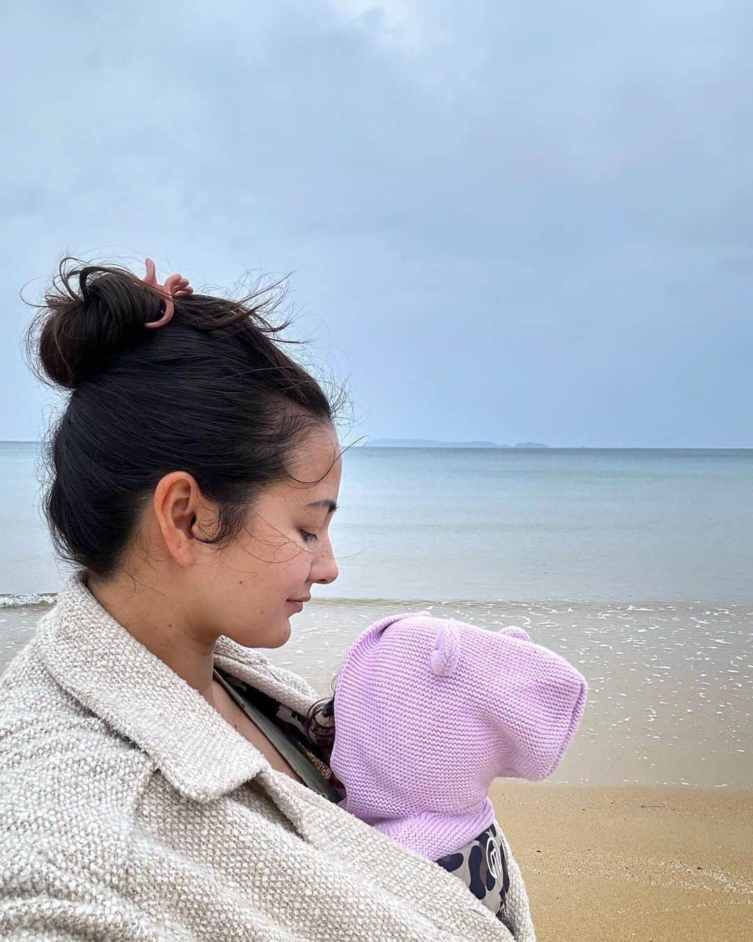 エリナ シルカのインスタグラム：「Rainy day beach ☺️」
