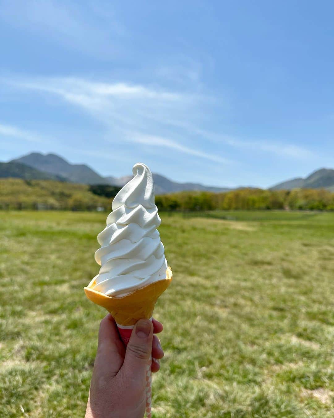 のインスタグラム：「ソフトクリームが大好き！自然の中で食べるとより純粋な味がしておいしかったー。  人生2回目の大分は仕事で（ソフトクリームの仕事ではないけど）由布岳を見上げてスタートした1泊２日。九重町近郊をぎゅっと視察して感じて、最後は別府で郷土料理のだんご汁定食を。（とり天、やせうま付（きなことお砂糖））  そして、最後の残り10分勝負？！みたいに駆け込みで鉄輪温泉で蒸し湯♨️にも入れて旅行気分にも。 （みなさま、ありがとうございました！お疲れさまでしたー）  これから大分に行く機会が増えそうです✈︎」