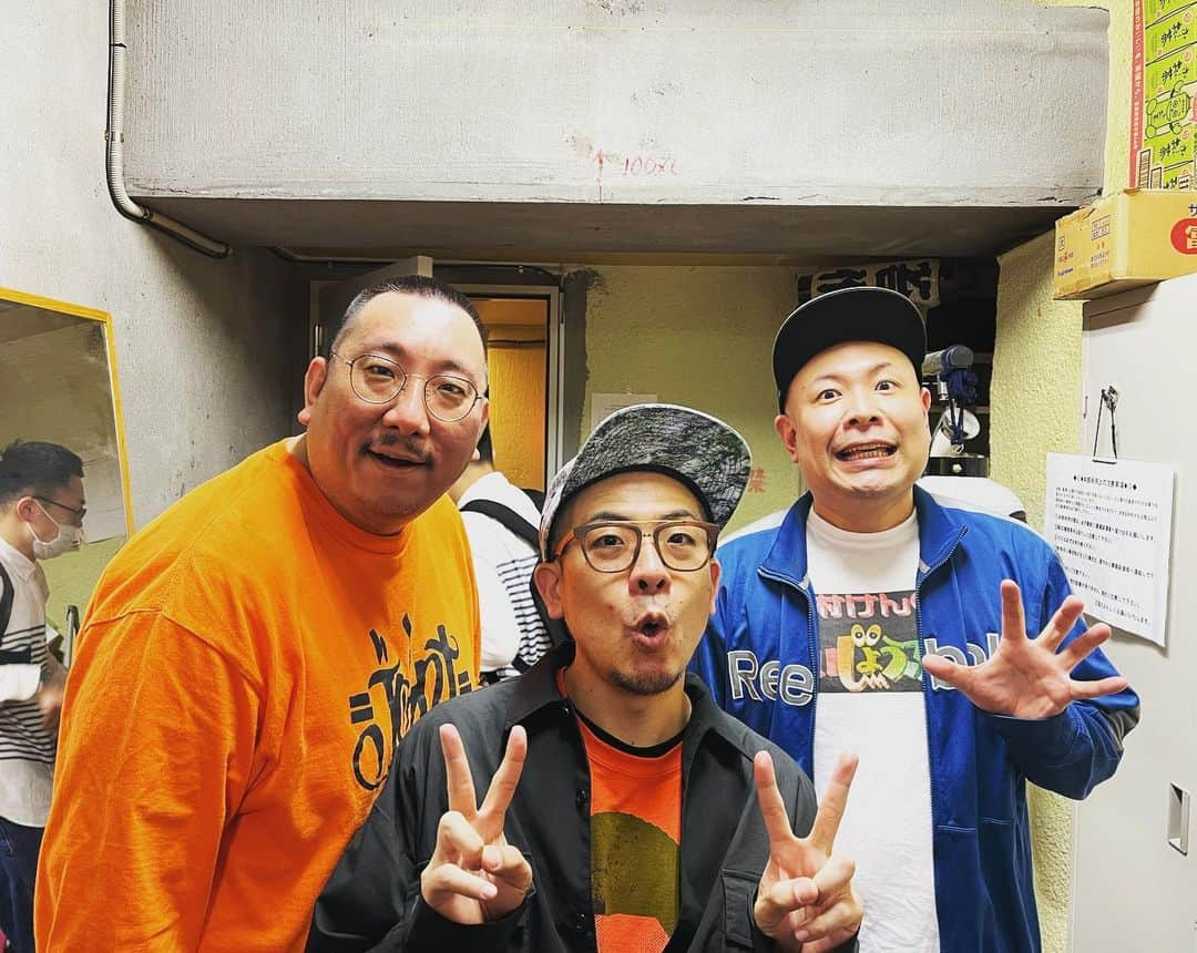 シオマリアッチさんのインスタグラム写真 - (シオマリアッチInstagram)「『Be-1グランプリ2023ツアーin高円寺 竹芳亭』ありがとオーン!ございました😎✨  今調子爆上がり中のマイメン同期、街裏ぴんく、ハギノリザードマンと楽しすぎた〜🙌🏻🔥⚡️  #街裏ぴんく #ハギノリザードマン #シオマリアッチ #大阪時代の同期 #マイメン」5月2日 21時32分 - shiomariacchi