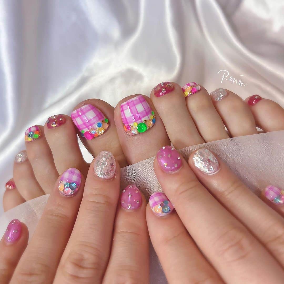 ネイルサロンレネのインスタグラム：「. ◻︎ギンガムチェック♡ Footもおそろいに☺︎ ⁡ ハンドフット同時施術も 可能です🌈 ⁡ @renee_mai.213  ⁡ ⁡ Renée 梅田店 2023年1月18日(水) 📢拡張リニューアルオープン！📢 移転先→ 530-0027 大阪府大阪市北区堂山町1-2 R&Eビル3階 ⁡ ⁡ Renée公式LINE ───────  【@bos7903t】←※@から入力🔍 ⁡ メニューに迷った方やご相談は LINEにて受け付けております。 ⁡ リピート率95% TV.メディア出演 スタッフ全員資格保持者 カラー300種類以上 パーツ1000種類以上 雑誌掲載デザイン多数 ⁡ ▶︎▶︎▶︎初回クーポンご利用頂けます ￣￣￣￣￣￣￣￣￣￣￣￣￣￣￣￣ ご予約はプロフィールTOPのリンク内 URLをご利用下さい。 ⁡ ⁡ #nail#ネイル#ネイルスクール#ネイルスクール大阪#オンラインサロン #大阪ネイルサロン#梅田ネイルサロン#おしゃれネイル#お洒落ネイル#シンプルネイル#きれいめネイル#大人ネイル#上品ネイル#ナチュラルネイル#ヌーディネイル#美フォルムネイル#美フォルム#フットネイル#ギンガムチェック#フットネイルデザイン」