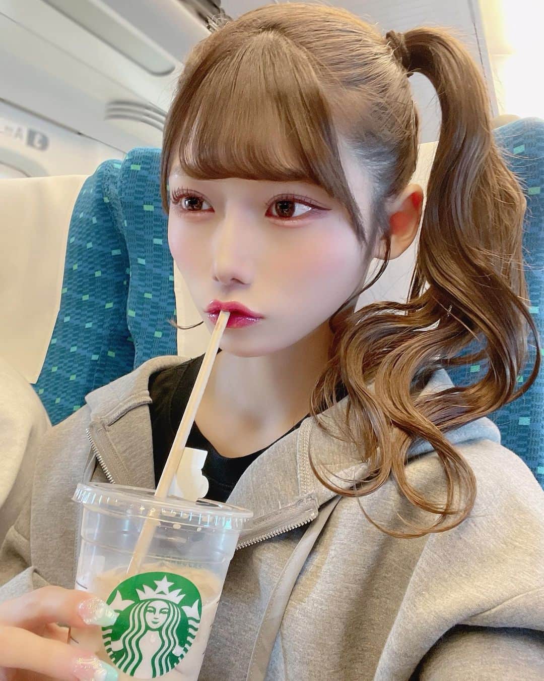 菖蒲まりんのインスタグラム：「ミルクコーヒーと私。おいちいかわ！☕️🤍   #スターバックス #Starbucks #サイドテール  #BUBBLES #サイドポニー  #新幹線 #🚄」