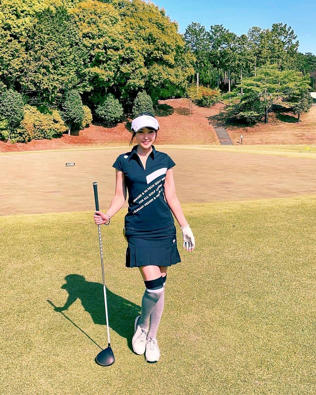 中川祐子さんのインスタグラム写真 - (中川祐子Instagram)「楽しみにしていたラウンド〜⛳️✨ ご縁あって、 人生の大先輩方とご一緒させて頂くという 貴重な機会を頂きました☺️ . 実はこれまでラウンドは友達と遊びで 3回ぐらいしか行ったことがなくて、 しかもゴルフ自体15年ぶり(?)ぐらい🔰💦 . これはヤバい！と思い、 慌てて駆け込みレッスンに行ったんだけど、 そこで先生から指摘されて 今さらながら気付いてしまった‼️😱 こないだストーリーでもアップしたけど、 私のドライバー古すぎで、 今どきのドライバーと比べるとヘッドの大きさが3倍ぐらい違うのー🤣笑 (→比較写真5枚目見てね) . ということで、 思い立ったが吉日！！ 早速ドライバーを新調しました〜😆✨✨ . 何種類か試打してみて 一番相性が良かった Calllaway ROGUE ST MAX FASTに即決💕😍 . 初めて使うドライバーで ドキドキのラウンド💓 皆さまから色々と学ばせて頂きながら 緊張したけど楽しかった〜🏌️‍♀️✨ . 新しいドライバー買ったし、 もっとゴルフ上手になりたい！って気持ちに 火がつきました🔥 これを機に頑張って練習して また早くラウンド行きたい✨✨ . . #ゴルフ #ゴルフ女子 #ゴルフコーデ  #ゴルフコンペ  #ゴルフラウンド #新しいドライバー #キャロウェイ #calllawayrogue  #デサント #デサントゴルフ  #ゴルフ好きな人と繋がりたい  #ゴルフ上手くなりたい  #ゴルフ初心者 #いくつになってもチャレンジ  #スポーツ大好き #アラフィフ #アラフォー #happylifestyle  #golf #golfday」5月2日 21時43分 - nakagawa.yuko