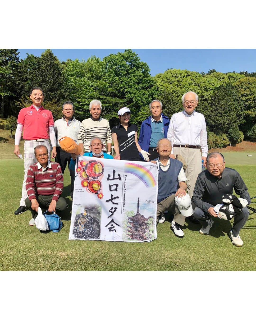 中川祐子さんのインスタグラム写真 - (中川祐子Instagram)「楽しみにしていたラウンド〜⛳️✨ ご縁あって、 人生の大先輩方とご一緒させて頂くという 貴重な機会を頂きました☺️ . 実はこれまでラウンドは友達と遊びで 3回ぐらいしか行ったことがなくて、 しかもゴルフ自体15年ぶり(?)ぐらい🔰💦 . これはヤバい！と思い、 慌てて駆け込みレッスンに行ったんだけど、 そこで先生から指摘されて 今さらながら気付いてしまった‼️😱 こないだストーリーでもアップしたけど、 私のドライバー古すぎで、 今どきのドライバーと比べるとヘッドの大きさが3倍ぐらい違うのー🤣笑 (→比較写真5枚目見てね) . ということで、 思い立ったが吉日！！ 早速ドライバーを新調しました〜😆✨✨ . 何種類か試打してみて 一番相性が良かった Calllaway ROGUE ST MAX FASTに即決💕😍 . 初めて使うドライバーで ドキドキのラウンド💓 皆さまから色々と学ばせて頂きながら 緊張したけど楽しかった〜🏌️‍♀️✨ . 新しいドライバー買ったし、 もっとゴルフ上手になりたい！って気持ちに 火がつきました🔥 これを機に頑張って練習して また早くラウンド行きたい✨✨ . . #ゴルフ #ゴルフ女子 #ゴルフコーデ  #ゴルフコンペ  #ゴルフラウンド #新しいドライバー #キャロウェイ #calllawayrogue  #デサント #デサントゴルフ  #ゴルフ好きな人と繋がりたい  #ゴルフ上手くなりたい  #ゴルフ初心者 #いくつになってもチャレンジ  #スポーツ大好き #アラフィフ #アラフォー #happylifestyle  #golf #golfday」5月2日 21時43分 - nakagawa.yuko