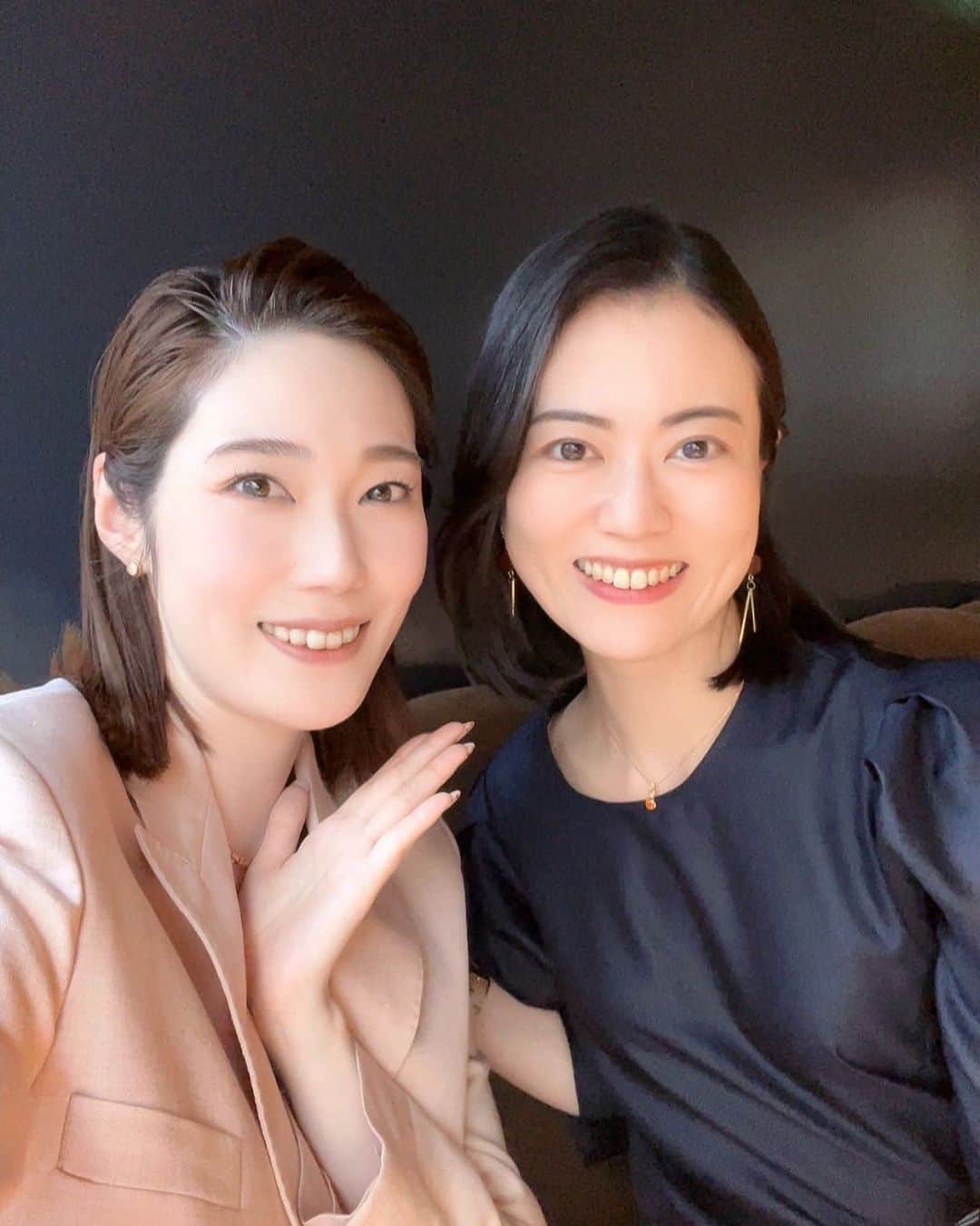 のインスタグラム：「. . 諸々怒涛の日本滞在期間、今回もほんっっっと色んな方にガッツリお会い出来る機会があって、超絶充実しております😂 ⁡ 念願のあいちゃんとお茶！！！ ⁡ あいちゃんの現役中からずっとお茶行こうねって話してて、時が流れて…ついに行けた😆✨ 昔から面白いし魅力的な子だったけど、宝塚スターとしても沢山の事を経験して、人間的にぐっと成長したんだなぁーというのを会話の中からひしひしと感じました😊✨✨ ⁡ お肌真っ白でお人形さんの様で、そこは予科生の時のまんまだったけど♡ ⁡ 素敵な時間をありがとう！！ また集まろうねー( ⸝⸝⸝⁼̴́◡︎⁼̴̀⸝⸝⸝) ⁡ ⁡ 我這次在日本的期間見到了很多很多朋友們XDD 每天都過得很充實😍 ⁡ 今天我跟愛chan一起去喝下午茶了， 她是比我小一屆的學妹，雖然屬於不同的組但關係比較親切✨✨ 她是國中畢業後馬上進去了音樂學校，所以以前對她的印象是很可愛還留著少女的感覺。 不過入團後的豐富經驗讓她變成熟了！ 佩服佩服🥺  #愛月ひかる　ちゃん #下午茶」