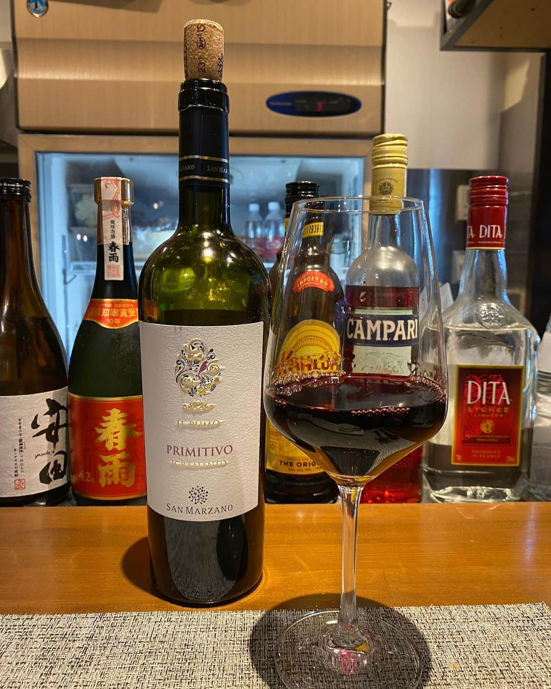 和田瞳さんのインスタグラム写真 - (和田瞳Instagram)「@kitchen.nom でワインのペアリングコースを頂きました🍷♡  お料理にもワインにもいちいち感動してなんか声大きくなっちゃった！！！！！ 人間って美味しすぎると声大きくなるんだね？🫢  コースの他に大好きなトリッパを追加しました、それに合うワインも出して頂いたの。 帰り際に常連さんからもう飲まないからとボトルワイン半分くらい頂いてしまって、結局7杯近くワインを楽しみました🤍  お料理とワインのマリアージュはもちろん、店主さんがとっても気さくで素敵な方だったので、楽しいディナータイムになりました！  今度系列店の @assemblage.nom のフレンチトースト今度食べに行くんだ〜  壁にサインも書かせて頂いたのでお近くに行ったときに立ち寄ってみてね。  tops : #lilybrown denim : #vicente  ring : #Chloe pierce : #goodjourney . . . #総武線グルメ #東中野ワイン #PR #東中野ランチ #東中野カフェ #キッチンノム #東中野グルメ #東中野キッチンnom #中野グルメ #nom」5月2日 21時39分 - hitogram0218