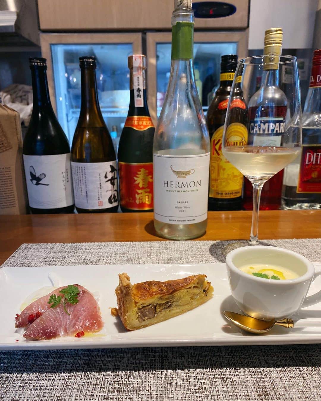 和田瞳さんのインスタグラム写真 - (和田瞳Instagram)「@kitchen.nom でワインのペアリングコースを頂きました🍷♡  お料理にもワインにもいちいち感動してなんか声大きくなっちゃった！！！！！ 人間って美味しすぎると声大きくなるんだね？🫢  コースの他に大好きなトリッパを追加しました、それに合うワインも出して頂いたの。 帰り際に常連さんからもう飲まないからとボトルワイン半分くらい頂いてしまって、結局7杯近くワインを楽しみました🤍  お料理とワインのマリアージュはもちろん、店主さんがとっても気さくで素敵な方だったので、楽しいディナータイムになりました！  今度系列店の @assemblage.nom のフレンチトースト今度食べに行くんだ〜  壁にサインも書かせて頂いたのでお近くに行ったときに立ち寄ってみてね。  tops : #lilybrown denim : #vicente  ring : #Chloe pierce : #goodjourney . . . #総武線グルメ #東中野ワイン #PR #東中野ランチ #東中野カフェ #キッチンノム #東中野グルメ #東中野キッチンnom #中野グルメ #nom」5月2日 21時39分 - hitogram0218