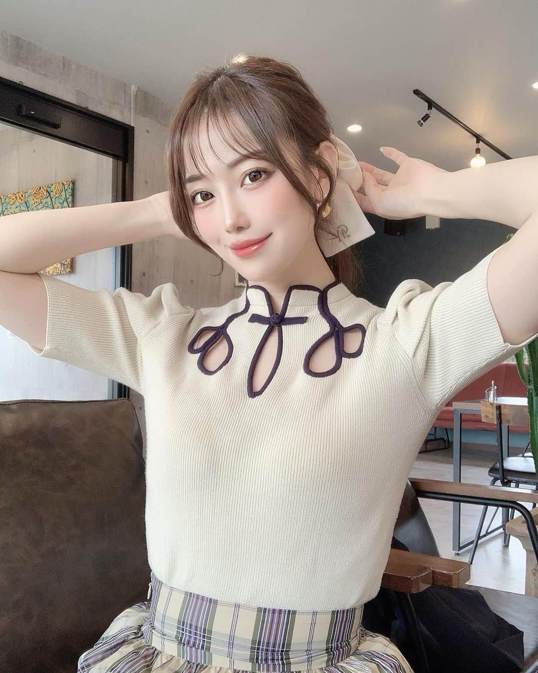 鈴木 あやのインスタグラム：「. @cuimie_official のスカーフ🫶🏻  私はwhite pistàcchioの カラーにしたよ🪿🌿  6色展開で 他にもbaby blueが可愛くて めちゃくちゃ悩んだ😮‍💨🫐  𝚘𝚘𝚝𝚍...❤︎  scarf〻 @cuimie_official  tops〻 @lily_brown_official  skirt〻 @lily_brown_official   #コーデ #code #coordinate #ootd #セルカ #selca #shooting #ootd #fashion #fashiongram #fashionista #fashionblogger #today #todayscode #hair #hairstyle #haircolor」