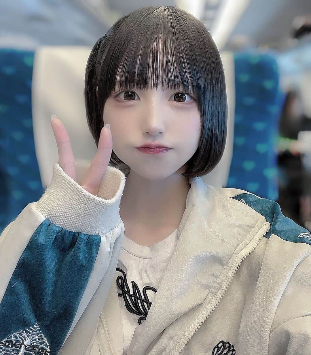 真城里帆のインスタグラム：「🍟 ．  ．  ．  #ボブ #黒髪ボブ」