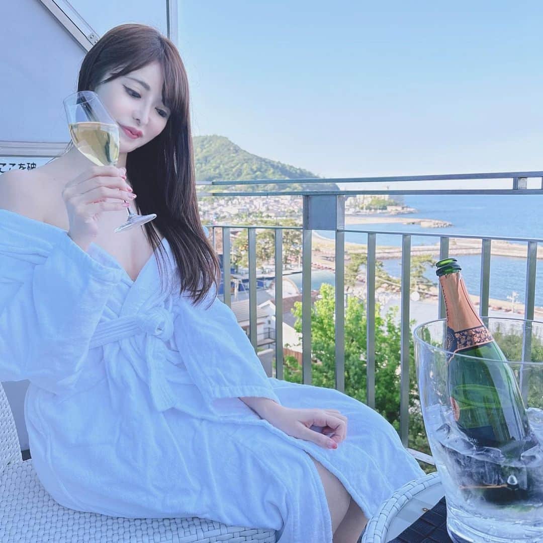 桃瀬えりなさんのインスタグラム写真 - (桃瀬えりなInstagram)「𝑹𝒆𝒍𝒂𝒙𝒕𝒊𝒎𝒆🥂🍾  #atami #onsen #sea #gourmet #follow #followme #熱海 #旅行 #オーベルジュフォンテーヌブロー熱海 #海 #オーシャンビュー #露天風呂付客室 #フレンチ #コース料理」5月2日 21時46分 - eri_rin1221