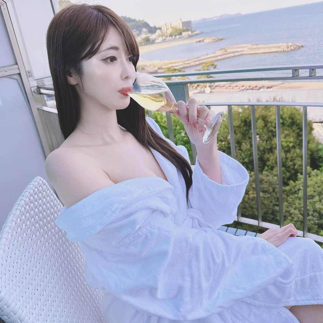 桃瀬えりなさんのインスタグラム写真 - (桃瀬えりなInstagram)「𝑹𝒆𝒍𝒂𝒙𝒕𝒊𝒎𝒆🥂🍾  #atami #onsen #sea #gourmet #follow #followme #熱海 #旅行 #オーベルジュフォンテーヌブロー熱海 #海 #オーシャンビュー #露天風呂付客室 #フレンチ #コース料理」5月2日 21時46分 - eri_rin1221