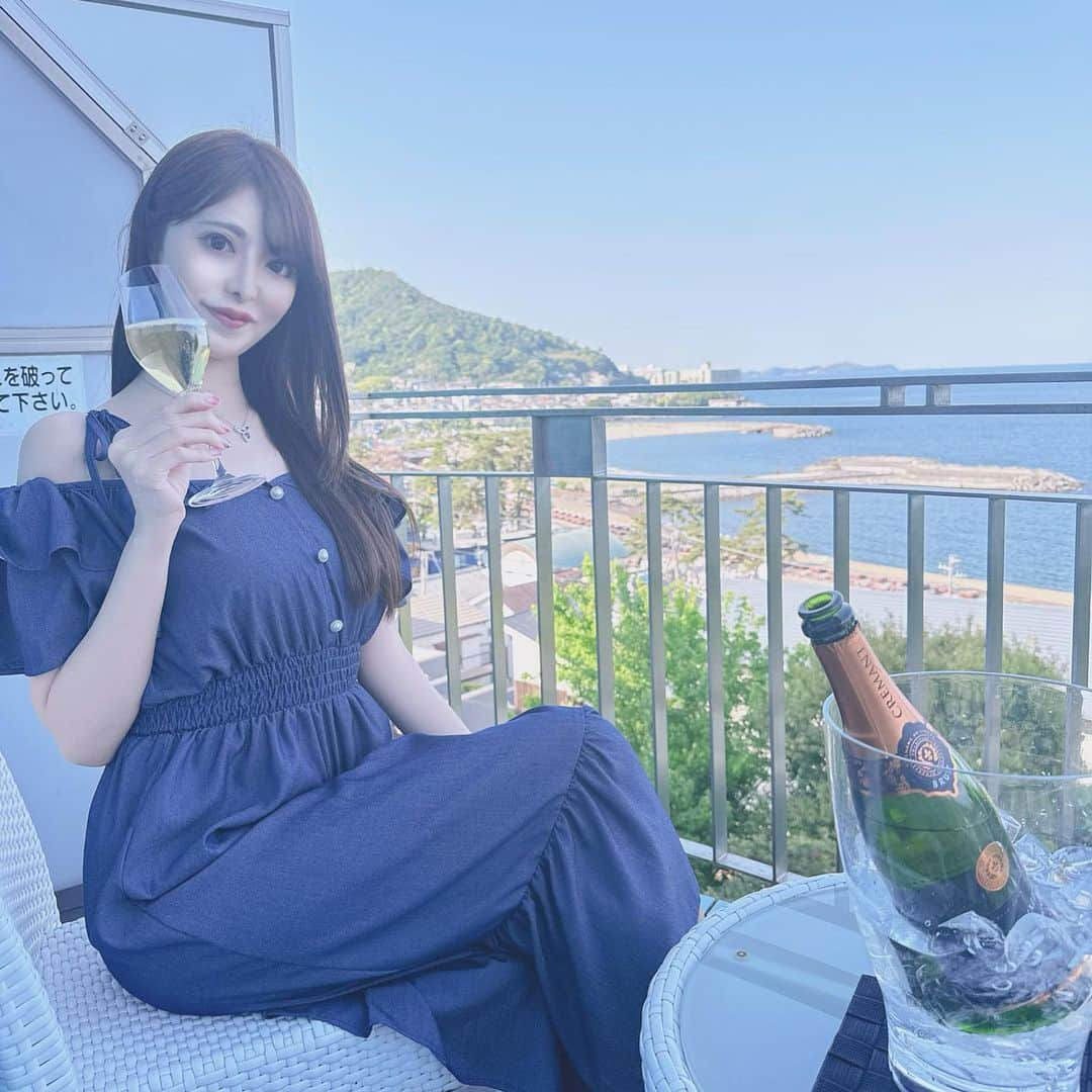 桃瀬えりなさんのインスタグラム写真 - (桃瀬えりなInstagram)「𝑹𝒆𝒍𝒂𝒙𝒕𝒊𝒎𝒆🥂🍾  #atami #onsen #sea #gourmet #follow #followme #熱海 #旅行 #オーベルジュフォンテーヌブロー熱海 #海 #オーシャンビュー #露天風呂付客室 #フレンチ #コース料理」5月2日 21時46分 - eri_rin1221