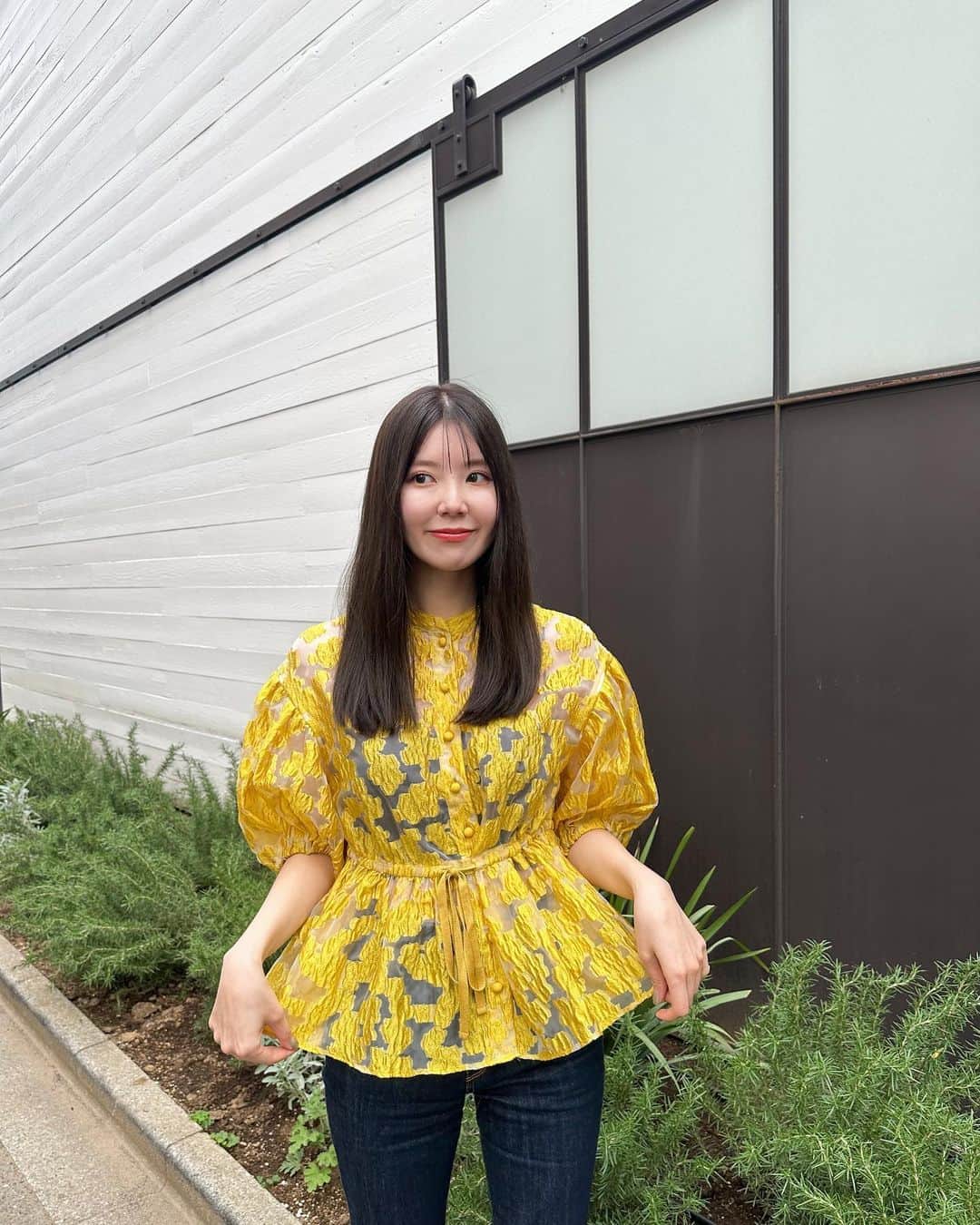 金子栞のインスタグラム：「結構前のヘアメンテナンスの日❤︎ ✂︎ @meg_kodama   あったかだったので届いてたトップスおろしたよ☀︎ #coel」