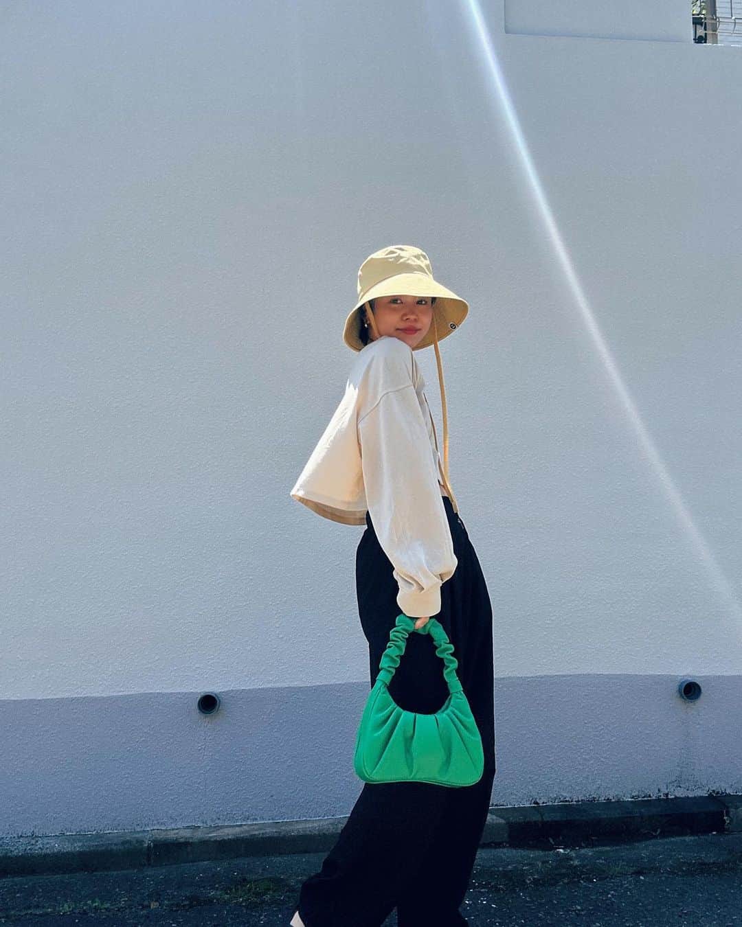 忍舞のインスタグラム：「あたたかくてテンションあがる。 新しい帽子👒  #しのぶんコーデ」