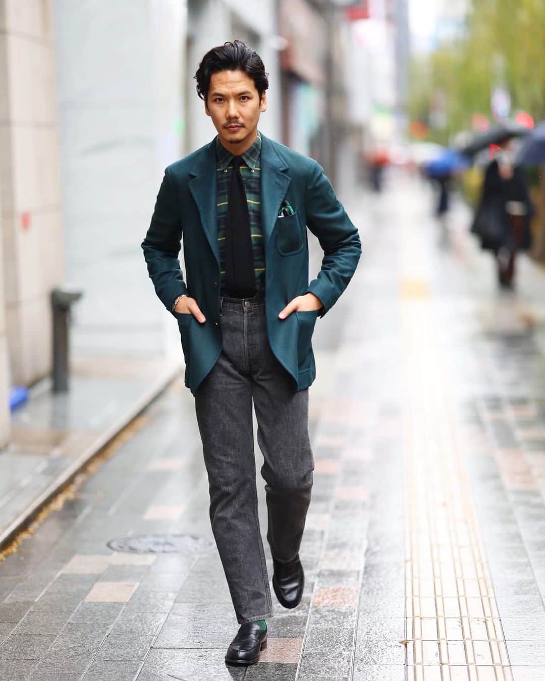 Shuhei Nishiguchiのインスタグラム：「"Keep it Fresh,Keep it Classic"◀︎◀︎◀︎Swipe left いつもクラシックでいて、いつも新鮮であれ。 クラシックも時代と共に変化しています。 いつも時代感に合った装いをしていたいと思います。  【Item】 Jacket： @boglioliofficial  Shirt： @poloralphlauren  Tie： @ascot_ties  Pocket Square： @pierrelouismascia  Jeans： @levis 501black Shoes： @jmwestonofficial  ・ #2023ss #nishiguchis_closet #beamsf #menwithclass #classicmenswear #vintageclothing #mensstreetstyle #modernclassic #ootdmen」