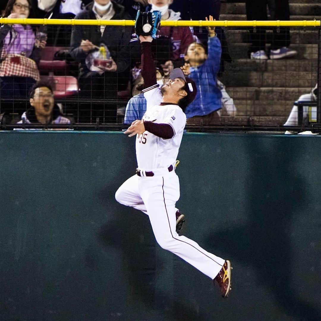 東北楽天ゴールデンイーグルスさんのインスタグラム写真 - (東北楽天ゴールデンイーグルスInstagram)「⚾️  ⚾️E 5-1 M⚾️ 岸選手が8回97球6安打1失点の好投で150勝✨✨✨ プロ野球史上51人目の記録達成️となりました‼️ 最後は1アウト満塁のピンチで登板した松井裕樹選手が抑えた👍🏼 打っては島内選手が先制打など2安打1打点とナイスキャッチ🦅 岡島選手は2本の2ベースを含む3安打1打点🔥🔥 そして炭谷選手は岸選手を150勝へ導くリードと2安打2打点💯  #鷲が掴む #rakuteneagles #岸孝之  #炭谷銀仁朗 #松井裕樹 #岡島豪郎 #島内宏明 #山﨑剛 #小深田大翔  #マイケルフランコ」5月2日 21時55分 - rakuten_eagles