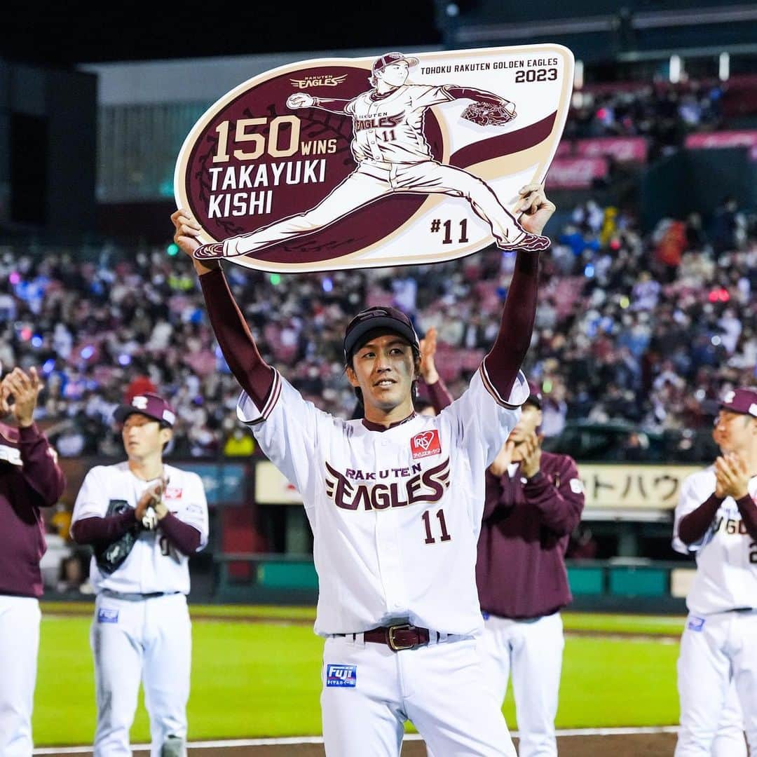 東北楽天ゴールデンイーグルスさんのインスタグラム写真 - (東北楽天ゴールデンイーグルスInstagram)「⚾️  ⚾️E 5-1 M⚾️ 岸選手が8回97球6安打1失点の好投で150勝✨✨✨ プロ野球史上51人目の記録達成️となりました‼️ 最後は1アウト満塁のピンチで登板した松井裕樹選手が抑えた👍🏼 打っては島内選手が先制打など2安打1打点とナイスキャッチ🦅 岡島選手は2本の2ベースを含む3安打1打点🔥🔥 そして炭谷選手は岸選手を150勝へ導くリードと2安打2打点💯  #鷲が掴む #rakuteneagles #岸孝之  #炭谷銀仁朗 #松井裕樹 #岡島豪郎 #島内宏明 #山﨑剛 #小深田大翔  #マイケルフランコ」5月2日 21時55分 - rakuten_eagles