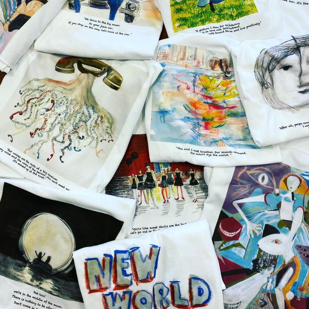 のインスタグラム：「明日からです‼️ GWの特典ありです。  【NEW WORLD】展 Original Artwork T-shirts　Created by Chie Morimmoto & goen°mate  goen°16周年を記念して この夏、 アートディレクターの森本千絵が1999年から今に至るまで、 有名広告やアートワーク、MVの企画をしている間に描いたスケッチや絵がTシャツになりました。  その中から抜粋した５０点もの絵がラインナップ。 新たに物語も添えました。  ここでしか出会えない世界でひとつの、作品が生まれるまでの幻のTシャツです。  店舗では原画と共に楽しんでください。  In commemoration of 16 years of goen°, we have created a new line of T-shirts featuring the works of artistic director Chie Morimoto. The designs are taken from sketches and drawings she made while conceptualizing her famous advertising campaigns, music videos, and personal artwork, spanning her career from 1999 until present day. From that body of work, we’ve chosen a lineup of fifty designs, recontextualized to tell a new story.  These unique shirts, only available here, offer a snapshot of the ephemeral: An idea mid-creation. You can see them displayed with the original artwork in our store showroom.  開催概要  実施期間:2023年5月3日~夏頃 実施場所:atelier goen° 会場住所:東京都渋谷区猿楽町4-6 代官山宝ビル1F  営業時間:12:00~19:00(祝休日:11:00~19:00)  定休日 :月曜日  ECサイト： https://monogoen.jp/  goen° note : https://note.com/goentimes/  #goen #Ateliergoen #newworld #tshirts #goldenweek #summer  #japan #design #art #idea #drawing #music #advertisement #daikanyama #tokyo #special #sale #chiemorimoto #paint #OAT」