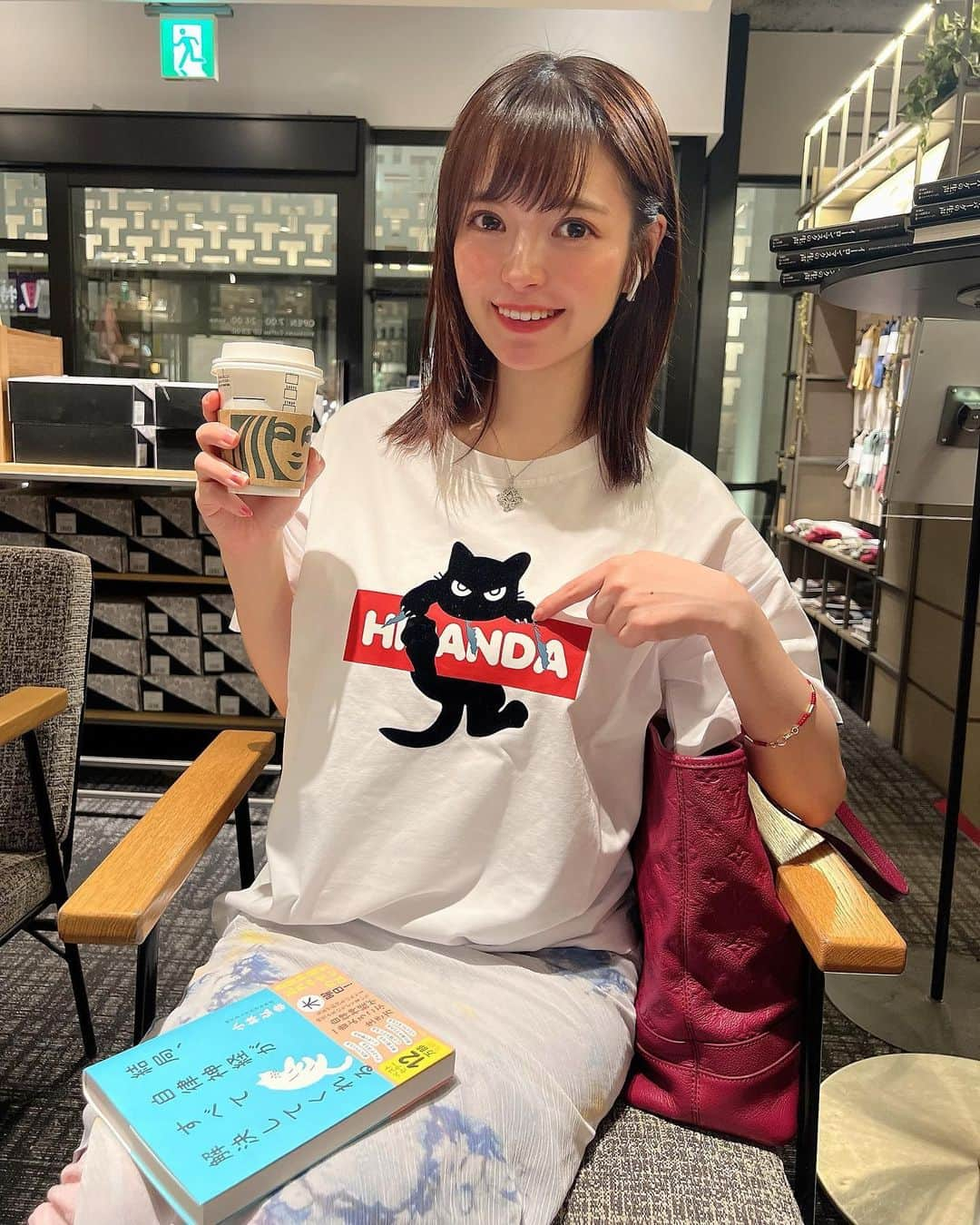 明石ゆいなさんのインスタグラム写真 - (明石ゆいなInstagram)「暑くなってきましたね（＾ν＾）  お気に入りTシャツ （ @hipandajapan_official ） でうろちょろお散歩してます！  猫たんがぷんすかしててかわいいのよ💓  半年で5キロほど太りましたのでね、まぁ冬は仕方ない、ということでね、夏こそは痩せたいですわ。  そしてもっと可愛い本を読めばよかった。でもこの本めちゃタメになる。勝たんしか健康。  PR @hipandajapan_official #hipanda #ハイパンダ #ストリートブランド #ストリートファッションコーデ #ロゴtシャツ」5月2日 21時58分 - cosmo_meropon