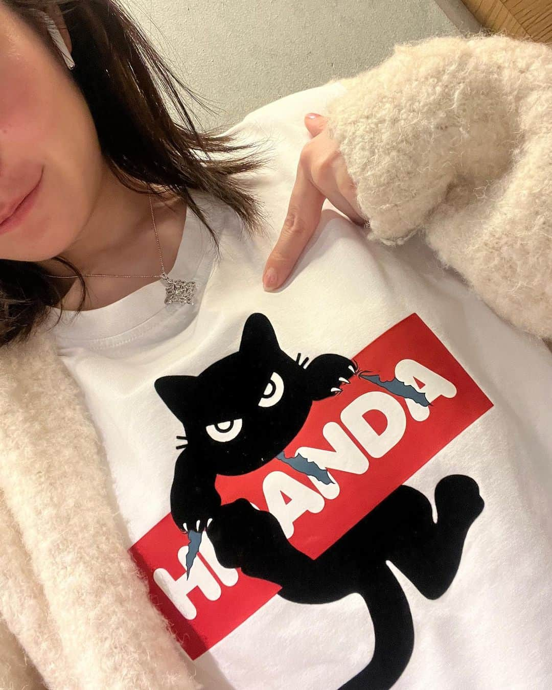 明石ゆいなさんのインスタグラム写真 - (明石ゆいなInstagram)「暑くなってきましたね（＾ν＾）  お気に入りTシャツ （ @hipandajapan_official ） でうろちょろお散歩してます！  猫たんがぷんすかしててかわいいのよ💓  半年で5キロほど太りましたのでね、まぁ冬は仕方ない、ということでね、夏こそは痩せたいですわ。  そしてもっと可愛い本を読めばよかった。でもこの本めちゃタメになる。勝たんしか健康。  PR @hipandajapan_official #hipanda #ハイパンダ #ストリートブランド #ストリートファッションコーデ #ロゴtシャツ」5月2日 21時58分 - cosmo_meropon