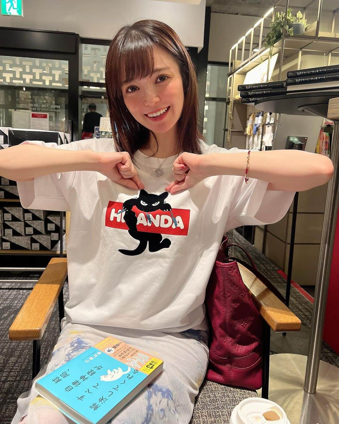 明石ゆいなさんのインスタグラム写真 - (明石ゆいなInstagram)「暑くなってきましたね（＾ν＾）  お気に入りTシャツ （ @hipandajapan_official ） でうろちょろお散歩してます！  猫たんがぷんすかしててかわいいのよ💓  半年で5キロほど太りましたのでね、まぁ冬は仕方ない、ということでね、夏こそは痩せたいですわ。  そしてもっと可愛い本を読めばよかった。でもこの本めちゃタメになる。勝たんしか健康。  PR @hipandajapan_official #hipanda #ハイパンダ #ストリートブランド #ストリートファッションコーデ #ロゴtシャツ」5月2日 21時58分 - cosmo_meropon