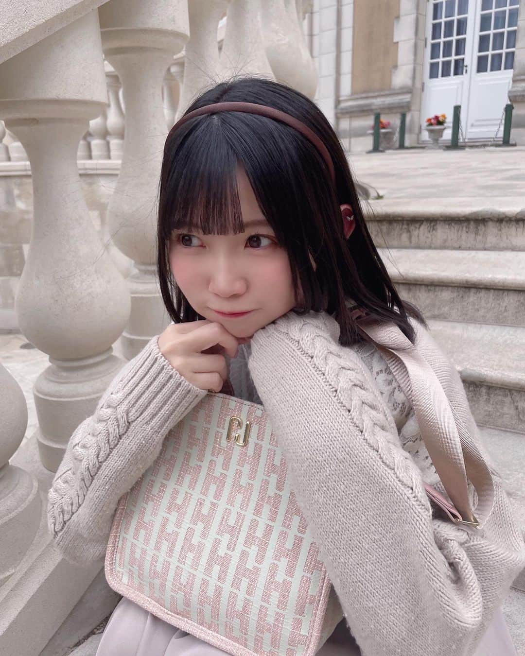 雪村花鈴さんのインスタグラム写真 - (雪村花鈴Instagram)「最近買ったお気に入りバックを抱きかかえてます…♡」5月2日 21時58分 - yukimura_karin