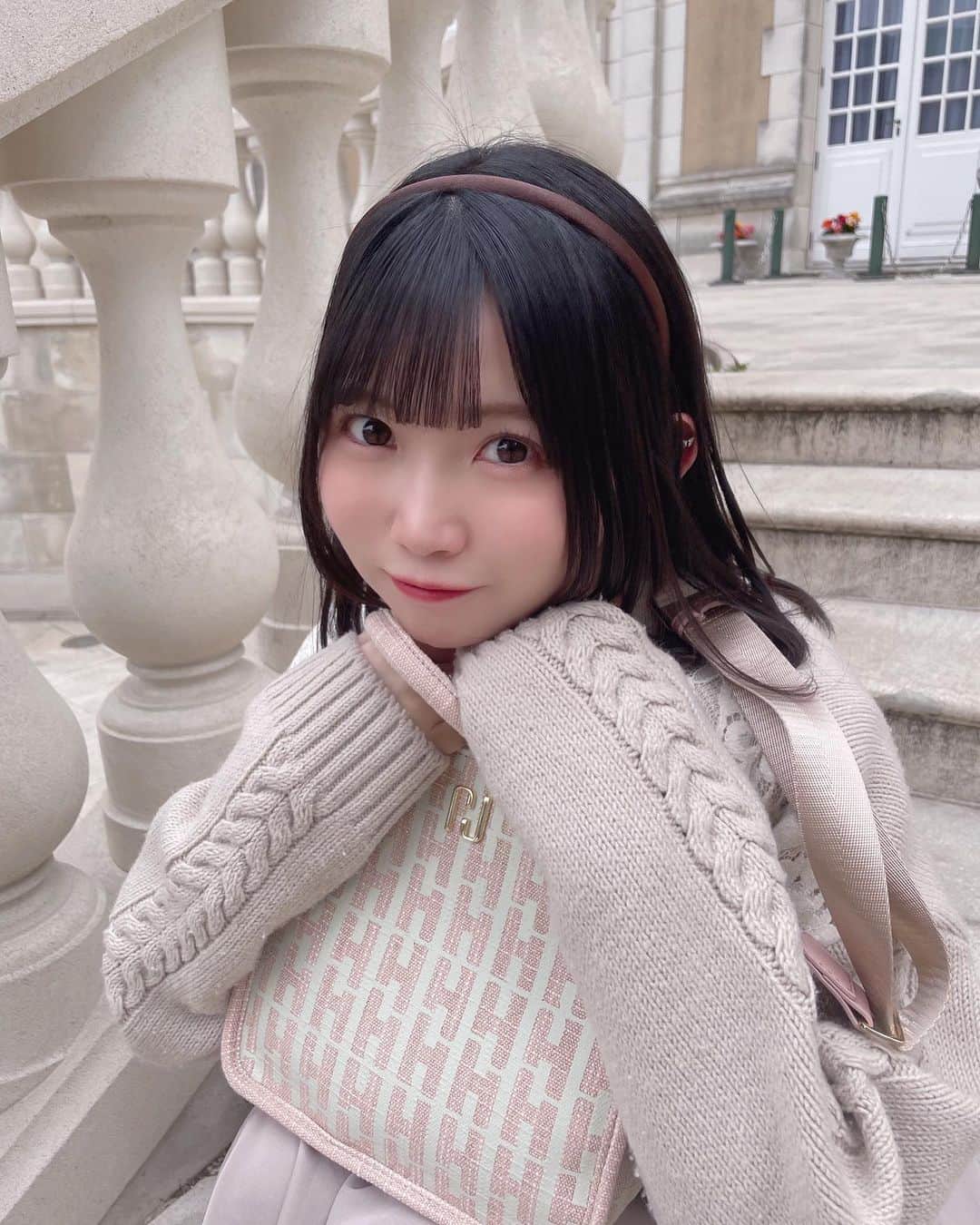 雪村花鈴さんのインスタグラム写真 - (雪村花鈴Instagram)「最近買ったお気に入りバックを抱きかかえてます…♡」5月2日 21時58分 - yukimura_karin