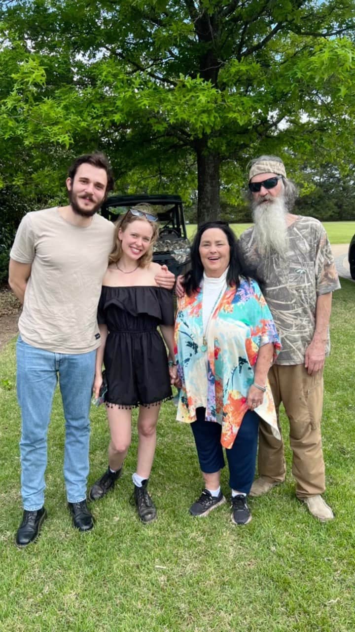 コリー・ロバートソンのインスタグラム：「BIG NEWS! SOUND ON! We made a movie! I posted the first pic in this reel on our first day of shooting April 7, 2022 and said “the start of something really special” Since then we’ve been all in, working really hard, and I realized I haven’t really talked about it on here 🤗 I think that’s because this is so big and so close to our hearts that I just haven’t had the words to share, or even known where to start, but here you go!   We made a movie about the Robertson family origin story called THE BLIND and it will be out IN THEATERS THIS FALL! This is just a little sneak peek behind the scenes of pics and videos from my camera roll. You can go to theblindmovie.com and sign up for updates, more sneak peeks, all the fun stuff leading up to the release!  We can’t wait!! @theblindmovie」