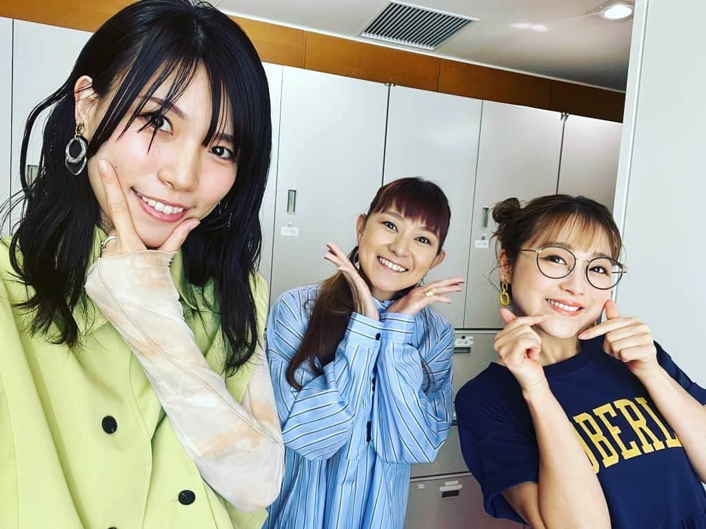 紺野ぶるまさんのインスタグラム写真 - (紺野ぶるまInstagram)「今週もぽかぽか！！ 主婦のお悩み相談コーナー、GW（しかもお台場は気持ちのいい晴れ☀️）だからかスタジオもあったかくて外にも人がたくさんいて楽しかったー😂😂😂  石黒彩さまと鈴木奈々さま 前室で写真撮ってもらったー！ 大好き大好き大好き うれぴっぴ！！！！！！  #ぽかぽか　#大喜利じゃないよ」5月2日 21時58分 - buruma_konno