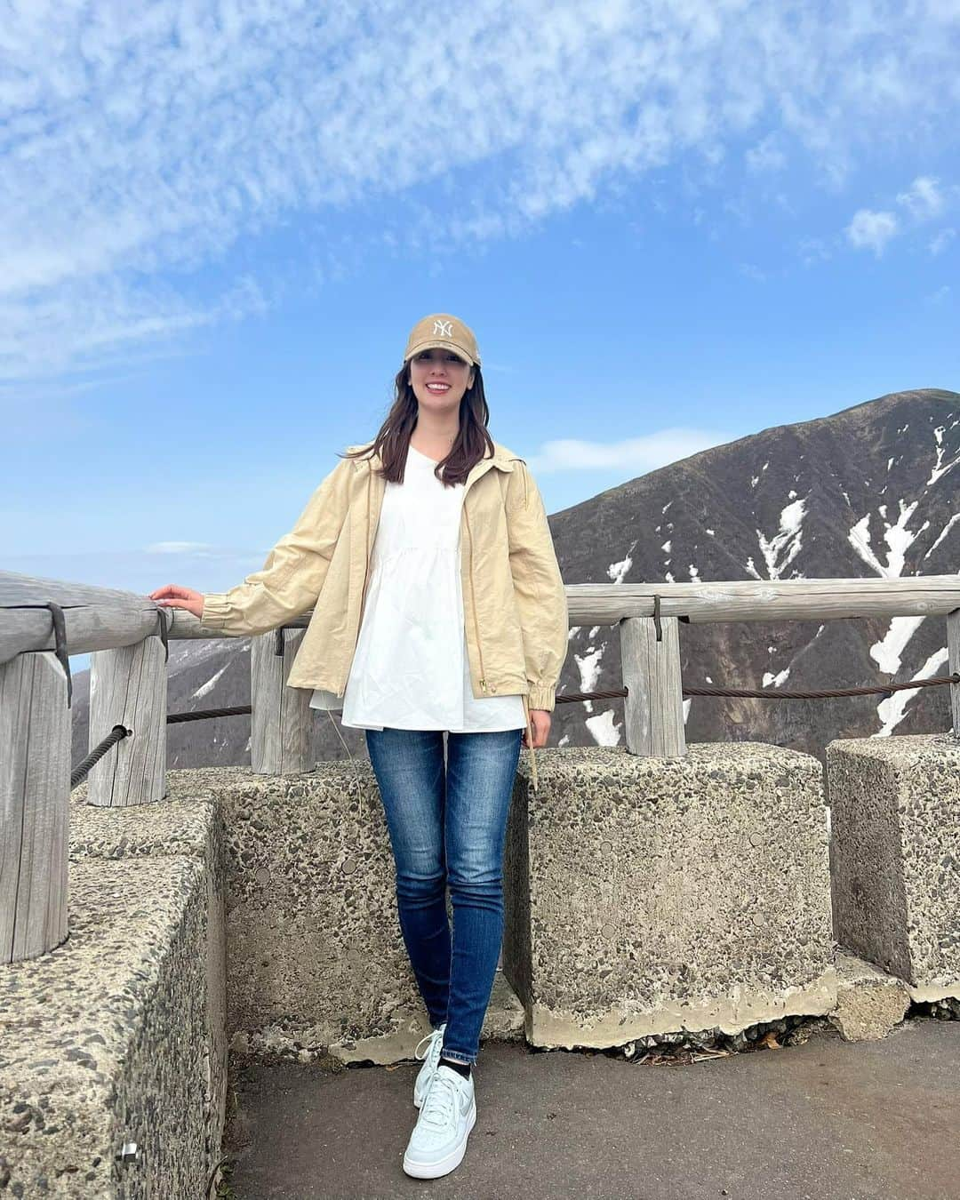 相場詩織さんのインスタグラム写真 - (相場詩織Instagram)「海も山も楽しめる自然豊かなにかほ市✨ GWのお出掛けにぴったりなので この日の流れを簡単に紹介しますね🥰  ①にかほっとでランチ&海を眺める (この日は本格韓国料理を楽しめるソナムに行きました✨ コムタン定食、ビビン冷麺定食、ビビンバ定食を注文したのですが全部美味しかったです♡)  ②鳥海ブルーラインドライブ🚗 (雪が残っていて寒いので防寒着必須！ ウルトラライトダウン等があれば便利です❄️)  ③土田牧場でおやつ (ソーセージ、チーズトースト、牛乳、ソフトクリーム全て美味しい！！！！！)  素敵なGWをお過ごし下さい💓 もしよろしければ明日はドライブのおともに 是非FM秋田水曜mixをお聴き下さい📻✨」5月2日 21時59分 - shioriaiba0801