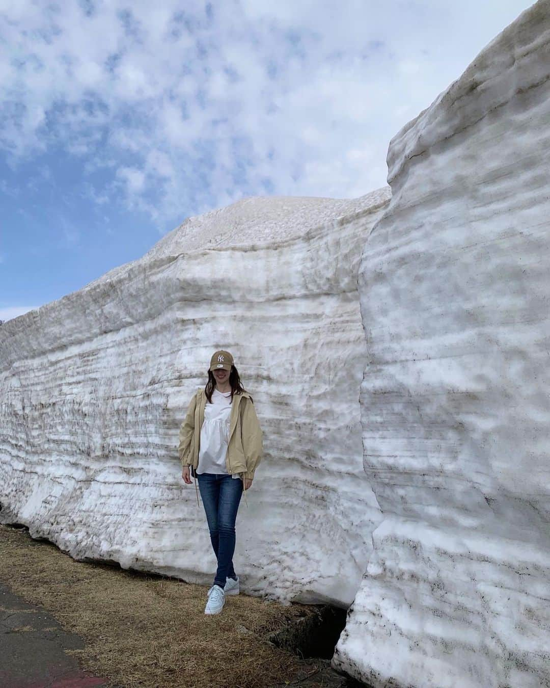 相場詩織さんのインスタグラム写真 - (相場詩織Instagram)「海も山も楽しめる自然豊かなにかほ市✨ GWのお出掛けにぴったりなので この日の流れを簡単に紹介しますね🥰  ①にかほっとでランチ&海を眺める (この日は本格韓国料理を楽しめるソナムに行きました✨ コムタン定食、ビビン冷麺定食、ビビンバ定食を注文したのですが全部美味しかったです♡)  ②鳥海ブルーラインドライブ🚗 (雪が残っていて寒いので防寒着必須！ ウルトラライトダウン等があれば便利です❄️)  ③土田牧場でおやつ (ソーセージ、チーズトースト、牛乳、ソフトクリーム全て美味しい！！！！！)  素敵なGWをお過ごし下さい💓 もしよろしければ明日はドライブのおともに 是非FM秋田水曜mixをお聴き下さい📻✨」5月2日 21時59分 - shioriaiba0801