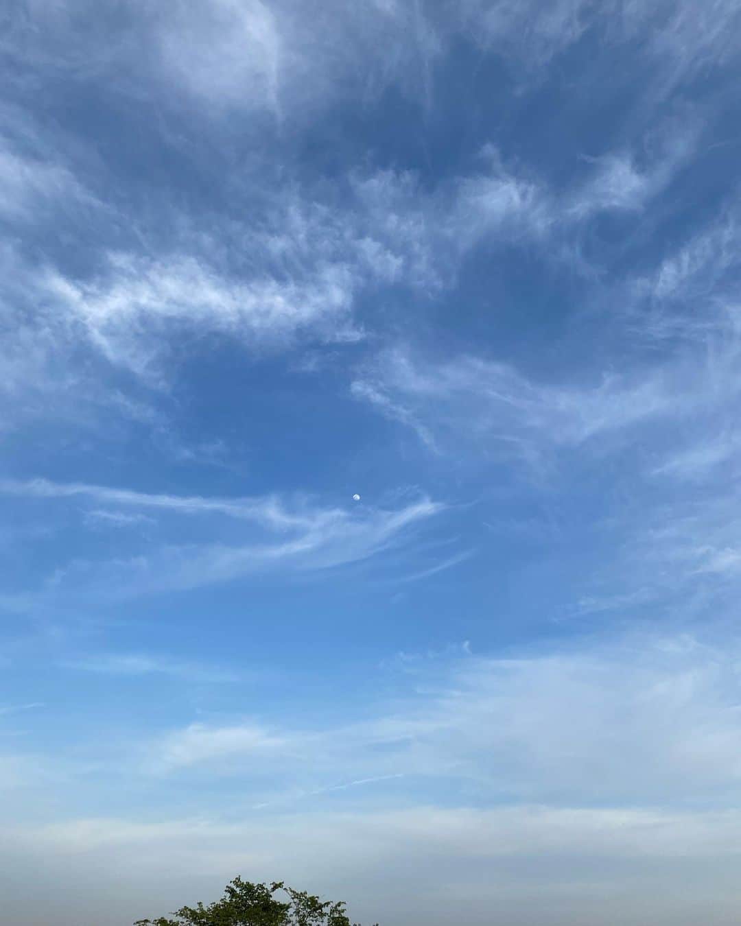 寺川奈津美さんのインスタグラム写真 - (寺川奈津美Instagram)「空はとっても軽やかで。 #のんびり #夕方 #アイス買い食いした」5月2日 22時09分 - natumikannnn