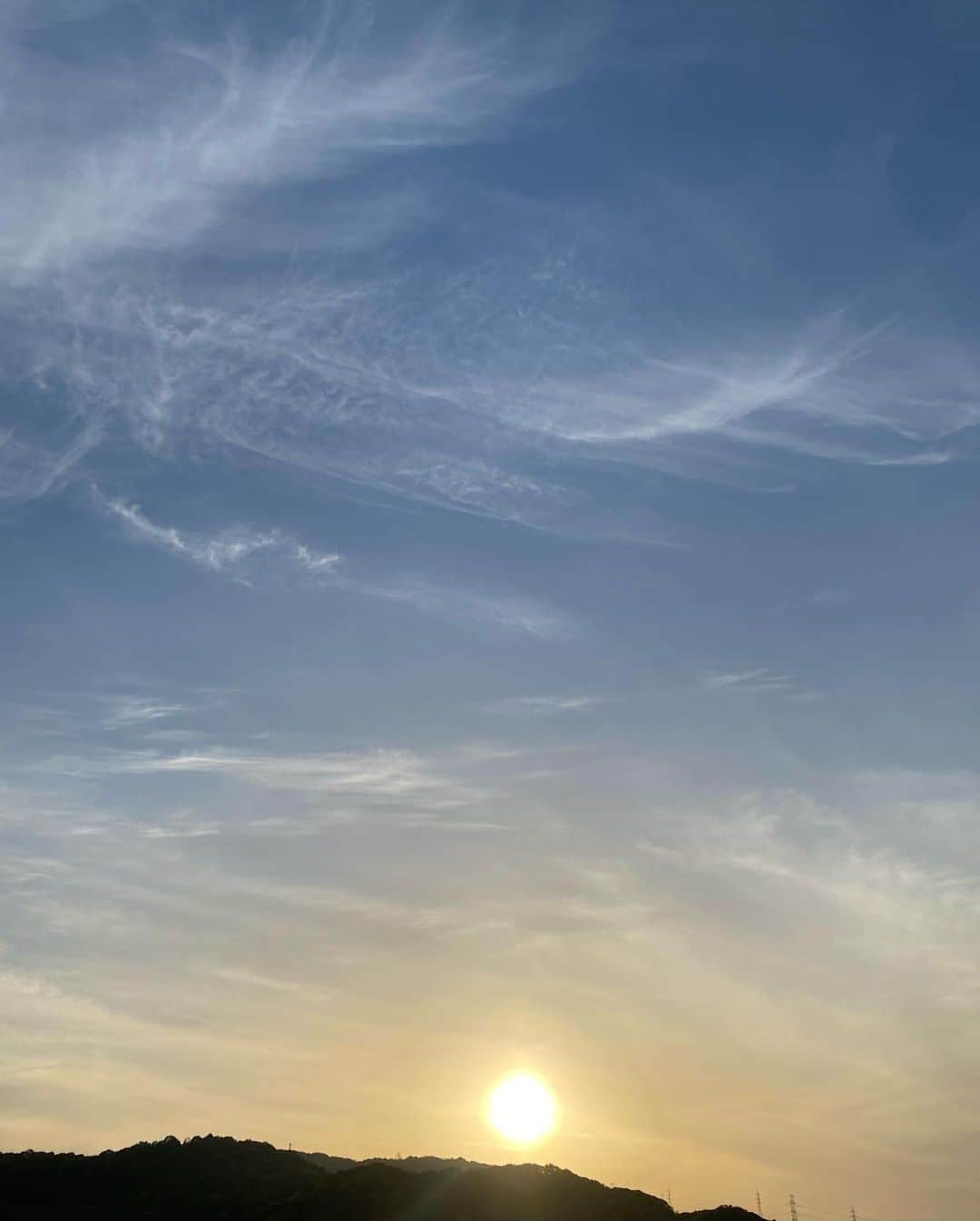 寺川奈津美さんのインスタグラム写真 - (寺川奈津美Instagram)「空はとっても軽やかで。 #のんびり #夕方 #アイス買い食いした」5月2日 22時09分 - natumikannnn