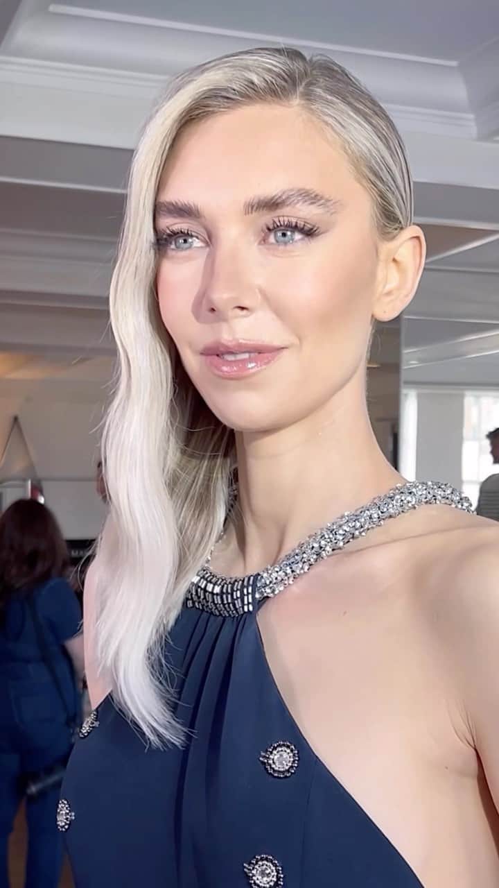 JO BAKERのインスタグラム：「V A N E S S A • K I R B Y 🇬🇧 Refined + fresh makeup on #vanessakirby for #metgala2023 yesterday… inspired by #karllagerfeld and his love of simplistic timeless chic taste. Paying attention to the details and not being trendy… fresh faced minimalistic vibe. Style @chloe #ryanhastings  Hair @jennychohair  Pre Met Facial @cynmarietherapy  Makeup by me #jobakermakeupartist using @biodermausa skin prep #porerefiner to keep the perfect balance of hydration and shine control, followed by @louboutinbeauty #louboutinbeautyredcarpet with some soft fluttery @kissproducts #kissmuseslash on the outer corners for a lifted feline shape.   💋‼️  #makeupoftheday #makeupartist  #kissmuseslash #kisspartner #biodermapartner」