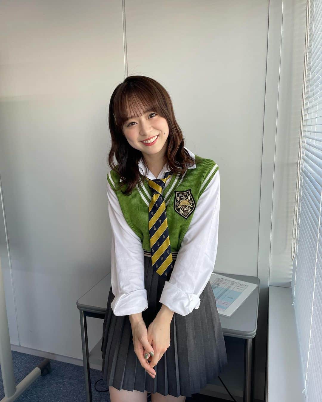 倉野尾成美のインスタグラム：「昨日のMelodiX!の緑の制服！ ネクタイの柄がフクロウでした🦉可愛い😆」