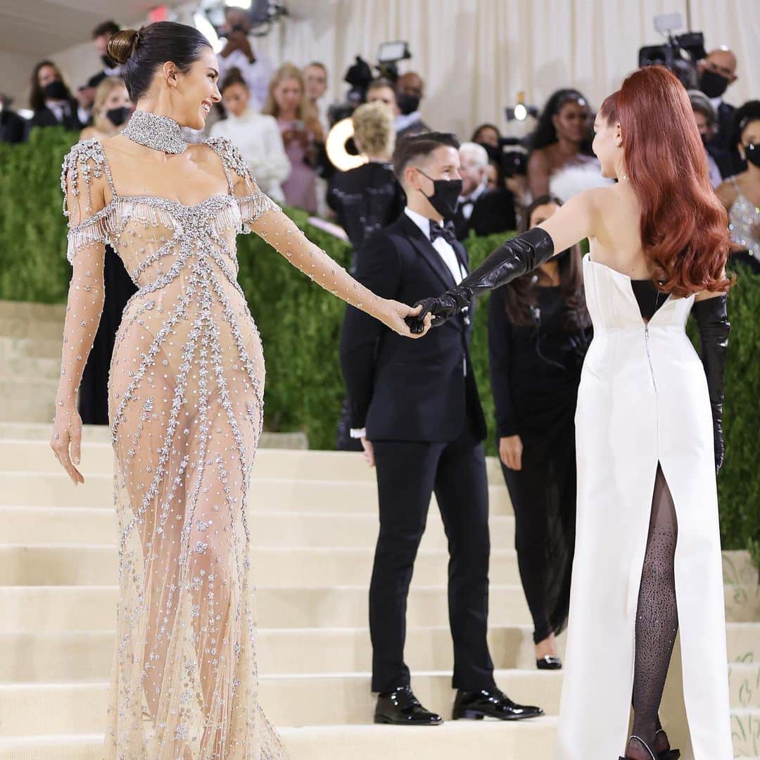 ELLE UKさんのインスタグラム写真 - (ELLE UKInstagram)「#GigiHadid and #KendallJenner love to have their #MetGala moments together and last night was no different 👯‍♀️」5月2日 22時11分 - elleuk