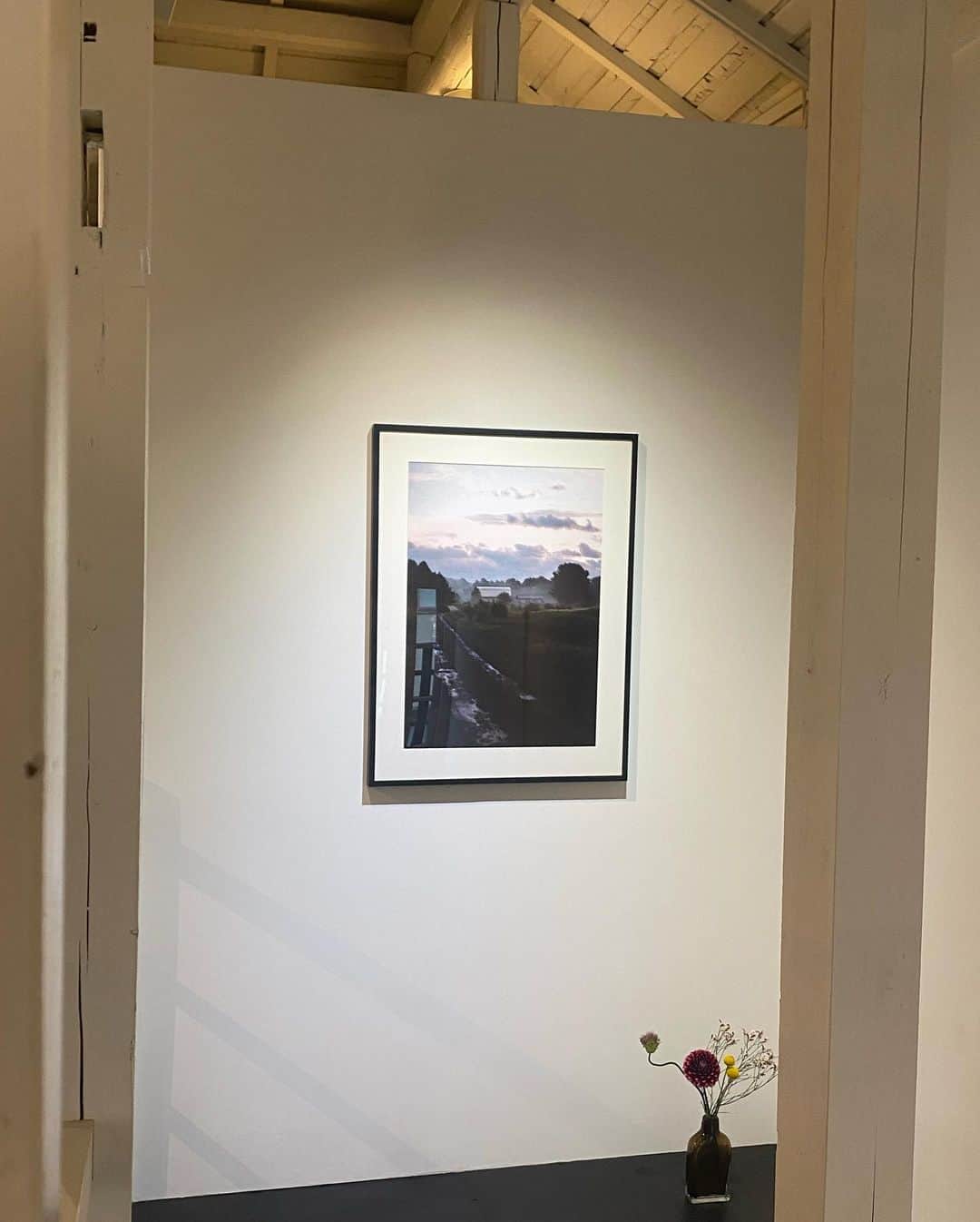 のインスタグラム：「ルイ(@lfraej )写真展おめでとう、 おつかれさまでした！  絵のような写真、 質感捉えようとしてたら本人通りかかって😆 worksを見てなんか言ってるワシを撮ってくれた」