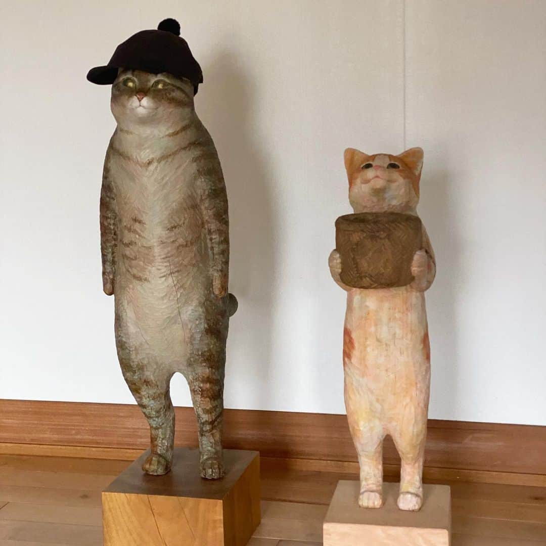 花房さくらさんのインスタグラム写真 - (花房さくらInstagram)「最近うちの玄関を賑やかしてくれているのはこの2匹。 左:帽子掛け担当のキジトラ 右:鍵置き場担当のハチワレ  #帽子掛け #鍵置き場  #cat #sculpture #hanafusasakura」5月2日 22時16分 - sakura_hanafusa