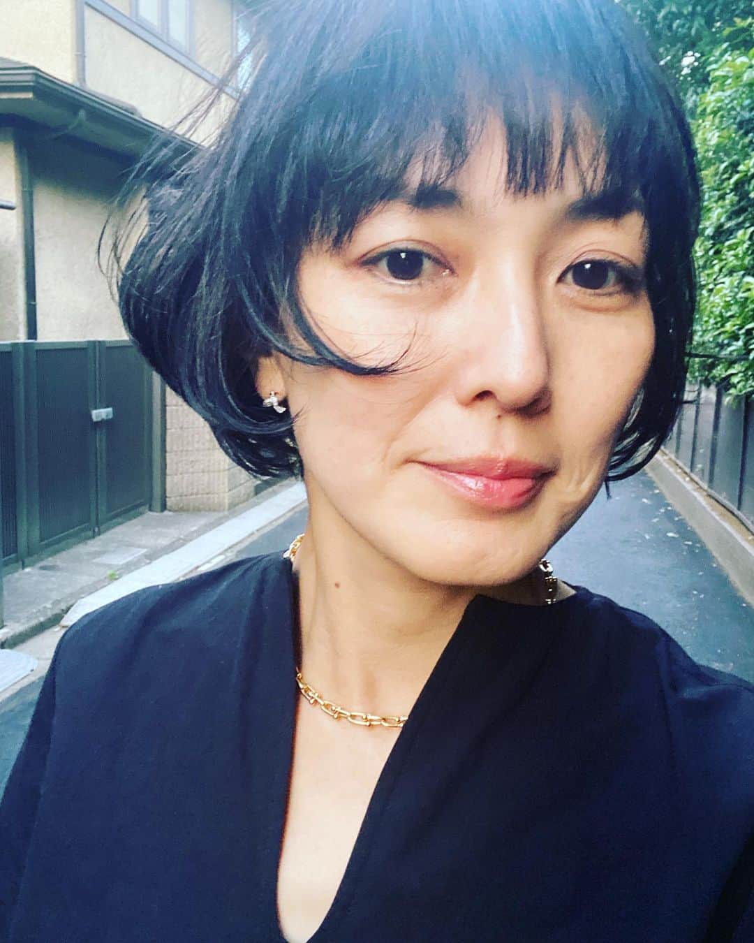 のインスタグラム：「髪を切った 風が吹いた気がする 手首に黒ゴムを持たなくて良いって 久しぶり、いいわあ。最高！」