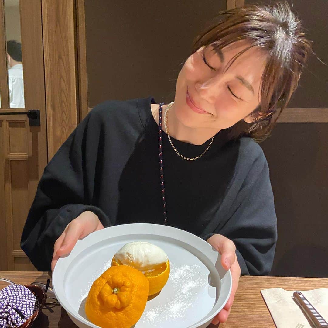 織香さんのインスタグラム写真 - (織香Instagram)「いつも誰に対しても 木漏れ日のように優しい愛を送る @27.allen_miho 💕  ミホちゃんが手がける美しいジュエリーは その人が自分の光と繋がれる祈りのようなジュエリー✨✨  私はeau（オー）というダイヤのネックレスをいつも身につけています😊  水は流れ続けることで澱まない、日々生まれ変わるという素敵な意味があるそう🌟  皆に愛される27.allenの催事が、明日から大丸神戸で始まります！ お近くの方、是非ぜひ覗いてくださいね💓  最後の写真は、先日のリナンハで。 デザートのデコポンゼリーにうっとりするミホちゃん📷😆💕  【27.Allen Pop up】　  and LIFE.  大丸神戸 1階  元町玄関正面口    5月3日wed -9日tue  いつもの毎日の中に 少し新しい自分を見つけに☺︎  イベント会期中はコーディネートのお手伝いもさせて頂きますので大丸神戸にお越しの際はぜひ大丸神戸1階イベントスペースへお立ち寄りくださいませ  @27.allen_me.time  @27.allen_miho   #27allen #ヴァンセットアレン #ジュエリー #天然石ジュエリー #ラッキーチャーム #セミオーダー #ゴールデンウィークイベント #神戸 #大丸神戸popup」5月2日 22時27分 - orikagram