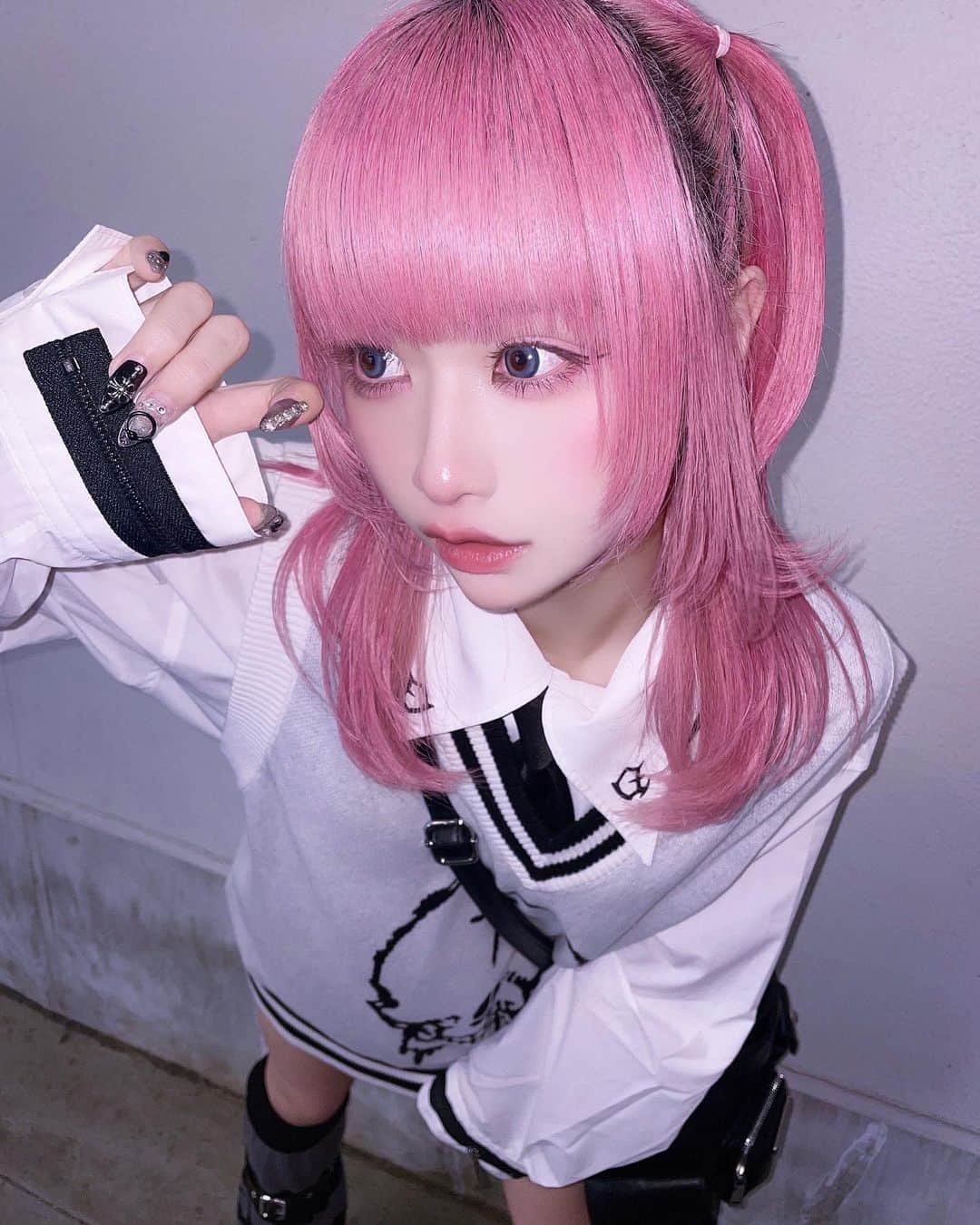 いちのインスタグラム：「がう🐺  #idol #cosplay #cosplayer #cosplaygirl #japanesegirl #girl #selfie #instagood #hightone #maid #wolf #pinkhair #highlighthair #twins #twintail #fff #lfl #l4l #ハイライトカラー #アイドル #派手髪 #ウルフカット #ウルフ」