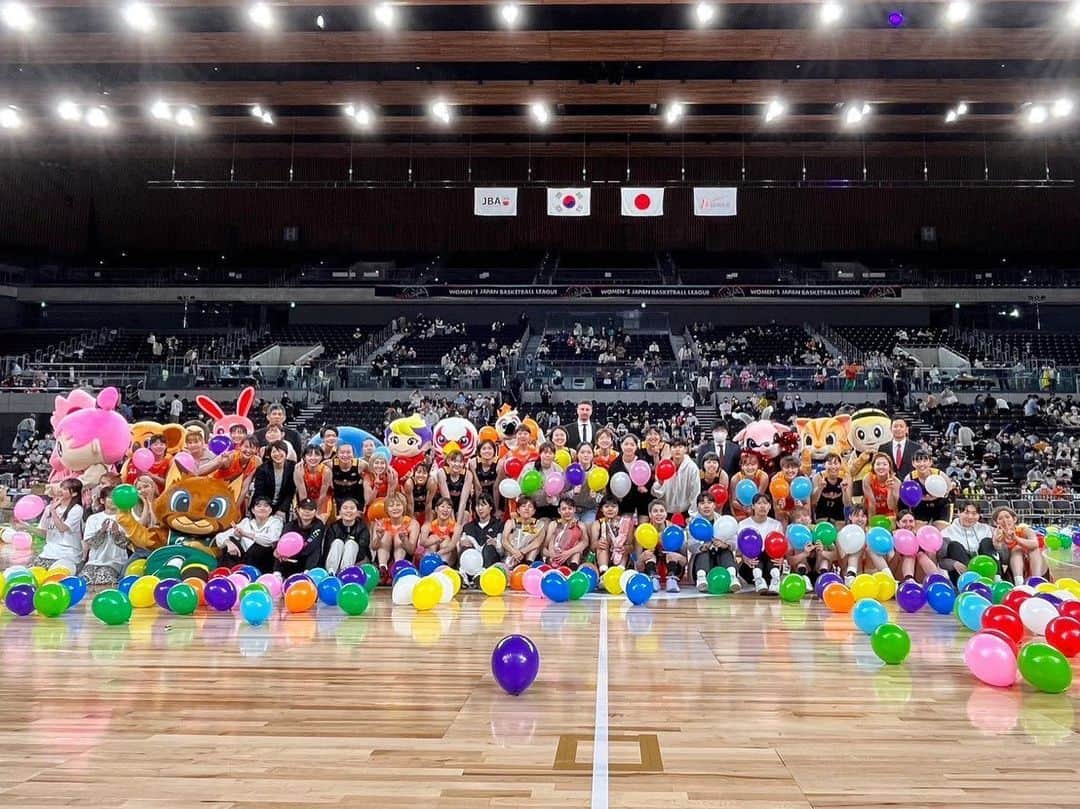 林咲希のインスタグラム：「オールスター☺️✨ たくさんの方々が会場に足を運んでくださってて嬉しかったです！ 今シーズンもwリーグの応援ありがとうございました！！ 皆さんと楽しく盛り上がることができてよかったです🥰 #wリーグオールスター2023」