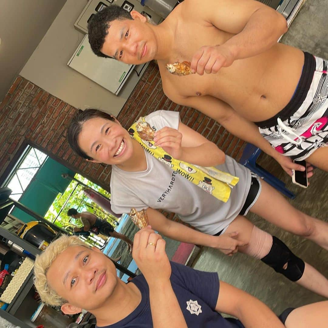 壽美さんのインスタグラム写真 - (壽美Instagram)「To everyone at JITTI gym. Thank you very much for 1 months🙏🏽Thank you to everyone, I was able to training very well every day. I learned a lot. And everyone was so kind to me. The happiest thing was to have met everyone at the JITTI Gym😌✨ My motivation is to win a Japanese fight and tell everyone at JITTI Gym that "I won"🔥  1カ月本当にありがとうございました まず感じたことは、自分がまだまだまだまだだ！ってこと、 私の実力が何も通用しなくて、何度も効かされてダウンして、毎日とても悔しかったです。そして、体の強さも体力もまだまだすぎて、毎日練習ついていくのに必死でした。 弱弱な私なのに、毎日毎日たくさんのことを教え続けてくれて、 「いまきついことをすれば、試合で勝てる！！」って 力強い言葉をかけてくださって 練習はきつかったけど、 みんなの優しさのおかげで、 毎日頑張れました。 時には、夜メッセージくれて励ましてくれたり、私のことをファミリーって言ってくれたり、たくさん温かい言葉をくれました。痛いところがある時はマッサージしてくれて、 みんなの、優しい心に 何度も救われたし、 元気をもらいました。 練習中は厳しいけど、 面白くて、愉快で、優しくて、温かい そんなJITTIジムのみんなが大好きです！！みんなと出会えた私は幸せ者です。 復帰戦勝って、勝利の報告することが、モチベーションになりました！！ タイで学んだこと、肌で感じたことをいかして 毎日1分1秒大切に、努力を重ねます。 とっても貴重な体験、素晴らしい出会いを 本当にありがとうございました。  ※タグつけ20人以上つけられないルールを知ったので、分けて、2回同じ投稿です。」5月2日 22時20分 - tontonton777